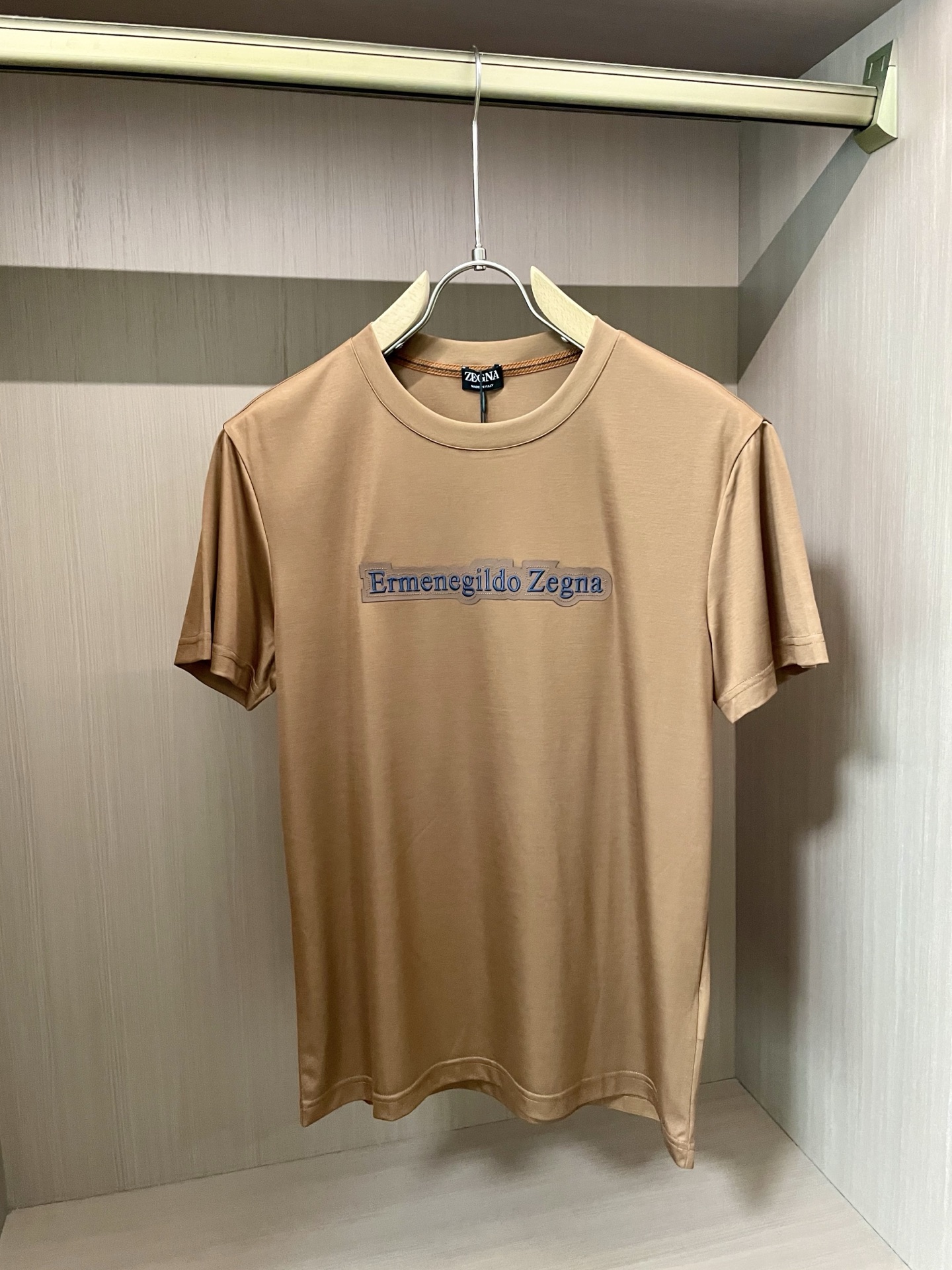 NO:440782,Jenia's new spring and summer 2025 product shows luxurious texture and excellent quality. It uses pure customer-supplied top-grade fabric - Lanjing Tianshi (70 Tianshi, 30 cotton), which has been tested and certified by professional institutions. The touch is beyond imagination and is soft and smooth, far better than ordinary mercerized cotton. It is cool and comfortable when worn, as if it brings cool care to the skin. The classic round neck is matched with a simple style, neat and generous. The front brand name is eye-catching and stylish, showing the brand identity. It has excellent durability and will not fade and deform after wearing it for a long time. Whether it is a business and casual occasion or daily travel, it can help you easily show elegant taste and high-end style. Size m-xxxl,,zegna,alexander wang19860909杰尼亚 2025春夏新品 尽显奢华质感与卓越品质.它采用纯客供顶级面料——兰精天丝（70天丝,30棉）,经由专业机构检测认证.上手触感超乎想象的柔软顺滑,远胜普通丝光棉,穿着时冰爽舒适,仿若给肌肤带来清凉呵护.经典圆领搭配简约版型,利落大方.正面品牌名称标识醒目又不失格调,彰显品牌身份.且具备出色的耐用性,久穿久洗也不会褪色变形,无论是商务休闲场合,还是日常出行,都能助你轻松展现优雅品味与高端风范. 尺码m-xxxl,,zegna,alexander wang,Men's clothing