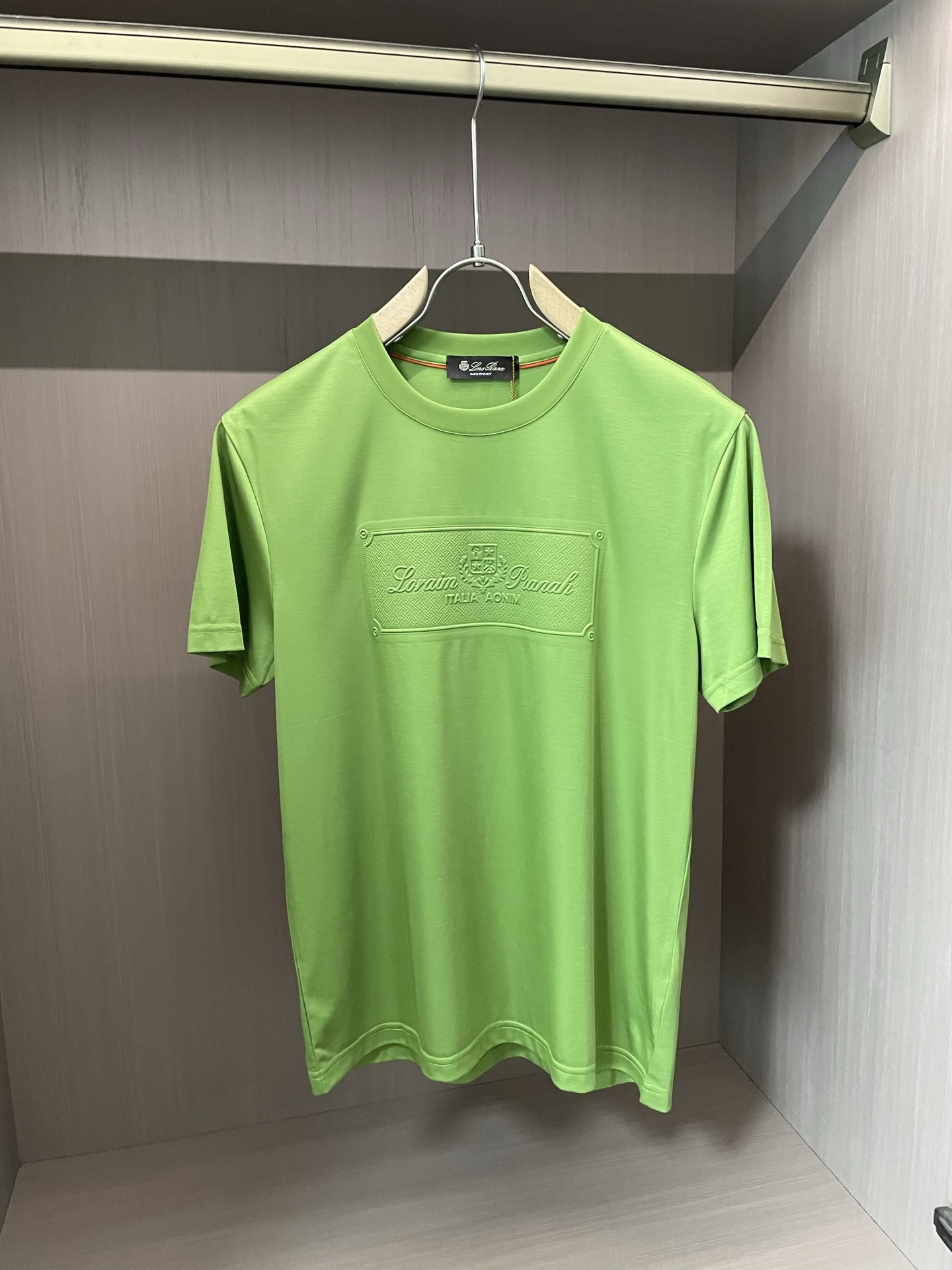 NO:440787,LP Spring and Summer New Products show luxurious texture and excellent quality. It uses pure customer-supplied top-grade fabric - Lanjing Tianshi (70 Tianshi, 30 cotton), which has been tested and certified by professional institutions. The touch is beyond imagination and is soft and smooth, far better than ordinary mercerized cotton. It is cool and comfortable when worn, as if it brings cool care to the skin. The classic round neck is matched with a simple style, neat and generous. The front brand name is eye-catching and stylish, showing the brand identity. It has excellent durability and will not fade and deform after wearing it for a long time. Whether it is a business and casual occasion or daily travel, it can help you easily show elegant taste and high-end style. Size m-xxxl,,loro piana,alexander wang19860909LP 春夏新品 尽显奢华质感与卓越品质.它采用纯客供顶级面料——兰精天丝（70天丝,30棉）,经由专业机构检测认证.上手触感超乎想象的柔软顺滑,远胜普通丝光棉,穿着时冰爽舒适,仿若给肌肤带来清凉呵护.经典圆领搭配简约版型,利落大方.正面品牌名称标识醒目又不失格调,彰显品牌身份.且具备出色的耐用性,久穿久洗也不会褪色变形,无论是商务休闲场合,还是日常出行,都能助你轻松展现优雅品味与高端风范. 尺码m-xxxl,,loro piana,alexander wang,Men's clothing