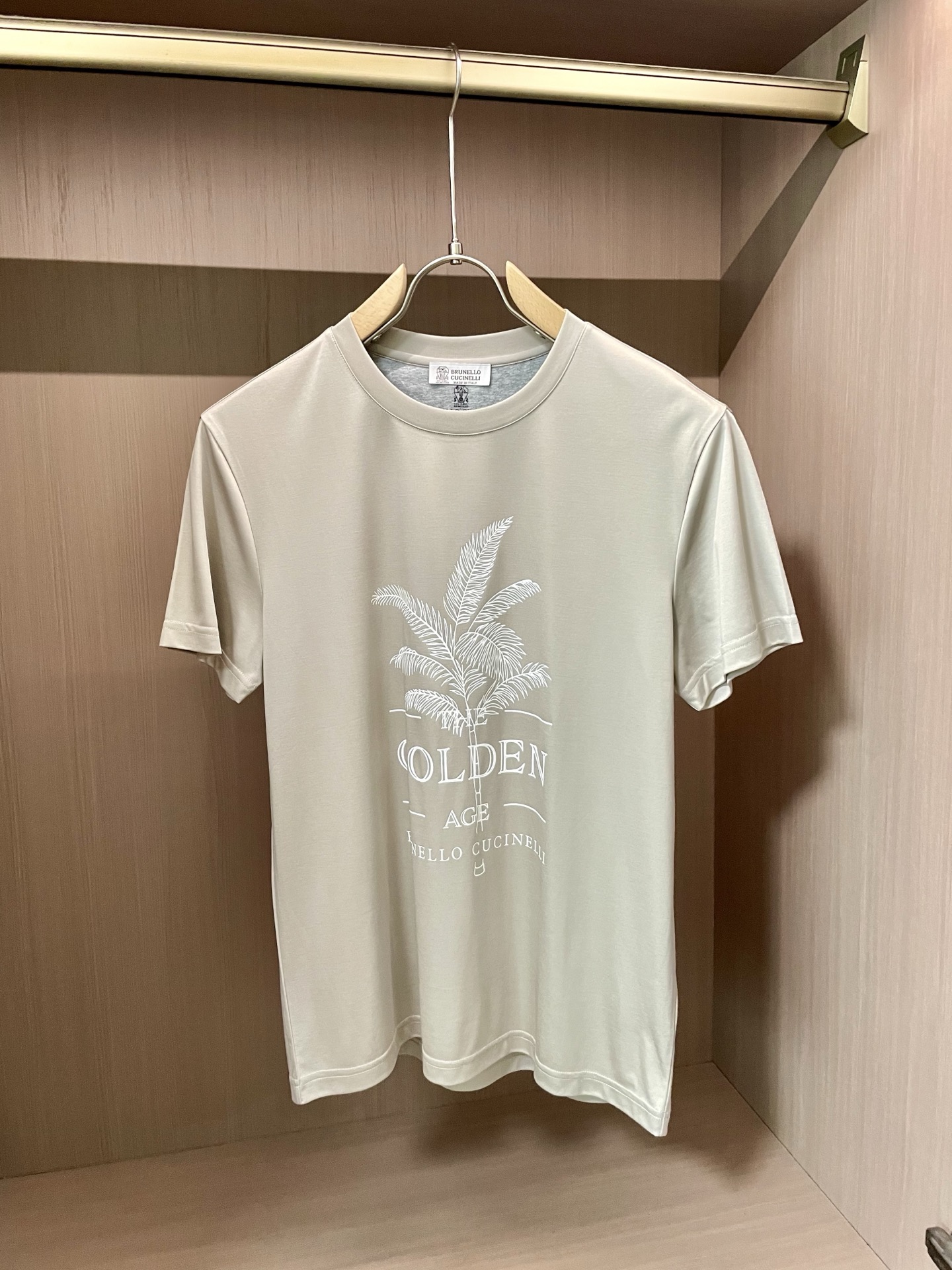 NO:440792,Bc 2025 Spring and Summer New Products Shows luxurious texture and excellent quality. It uses pure customer-supplied top-grade fabric - Lanjing Tianshi (70 Tianshi, 30 cotton), which has been tested and certified by professional institutions. The touch is beyond imagination and is soft and smooth, far better than ordinary mercerized cotton. It is cool and comfortable when worn, as if it brings cool care to the skin. The classic round neck is matched with a simple style, neat and generous. The front brand name is eye-catching and stylish, showing the brand identity. It has excellent durability and will not fade and deform after wearing it for a long time. Whether it is a business and casual occasion or daily travel, it can help you easily show elegant taste and high-end style. Size m-xxxl,,alexander wang19860909Bc 2025春夏新品 尽显奢华质感与卓越品质.它采用纯客供顶级面料——兰精天丝（70天丝,30棉）,经由专业机构检测认证.上手触感超乎想象的柔软顺滑,远胜普通丝光棉,穿着时冰爽舒适,仿若给肌肤带来清凉呵护.经典圆领搭配简约版型,利落大方.正面品牌名称标识醒目又不失格调,彰显品牌身份.且具备出色的耐用性,久穿久洗也不会褪色变形,无论是商务休闲场合,还是日常出行,都能助你轻松展现优雅品味与高端风范. 尺码m-xxxl,,alexander wang,Men's clothing