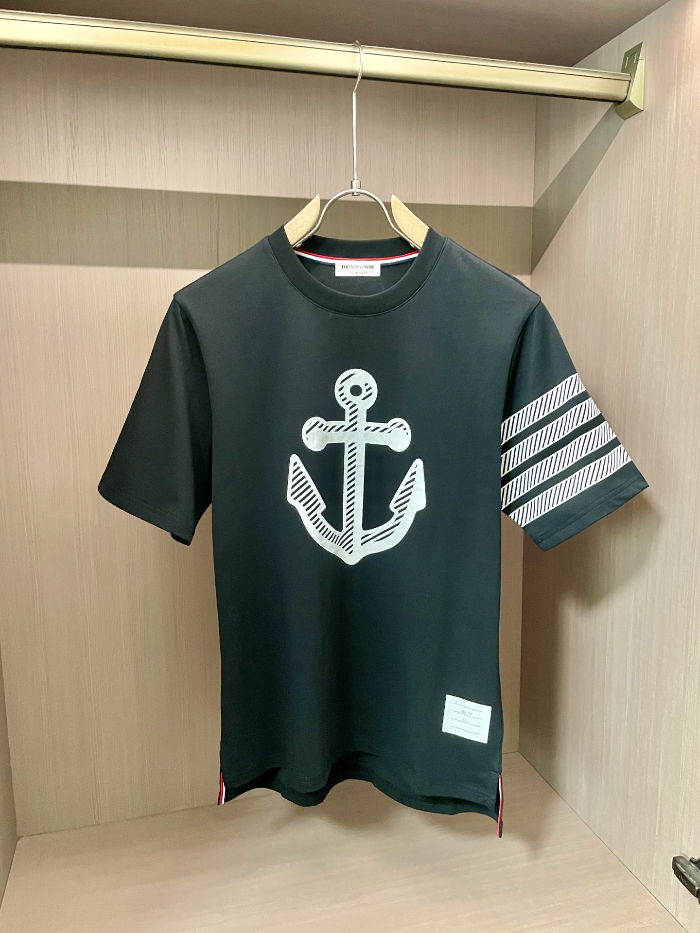 NO:440807,TB classic round neck, simple and versatile. The white anchor pattern on the chest is eye-catching and unique, and the classic striped design on the side of the sleeves adds details and layering. The red and white lines on the sides inject vitality into the whole. The fabric is skin-friendly and comfortable, and has good breathability. Whether it is a beach vacation or a daily trip, it can be easily controlled with shorts or jeans!  Size M L XL XXL, shorts, jeans, alexander wang19860909TB 经典圆领,简约百搭.胸前白色船锚图案醒目独特,袖侧经典条纹设计,增添细节与层次感.侧边红白线条点缀,为整体注入活力.面料亲肤舒适,透气性能佳.无论是海边度假,还是日常出街,搭配短裤或牛仔裤,都能轻松驾驭！ 尺码M L XL XXL,,shorts,jeans,alexander wang,Men's clothing