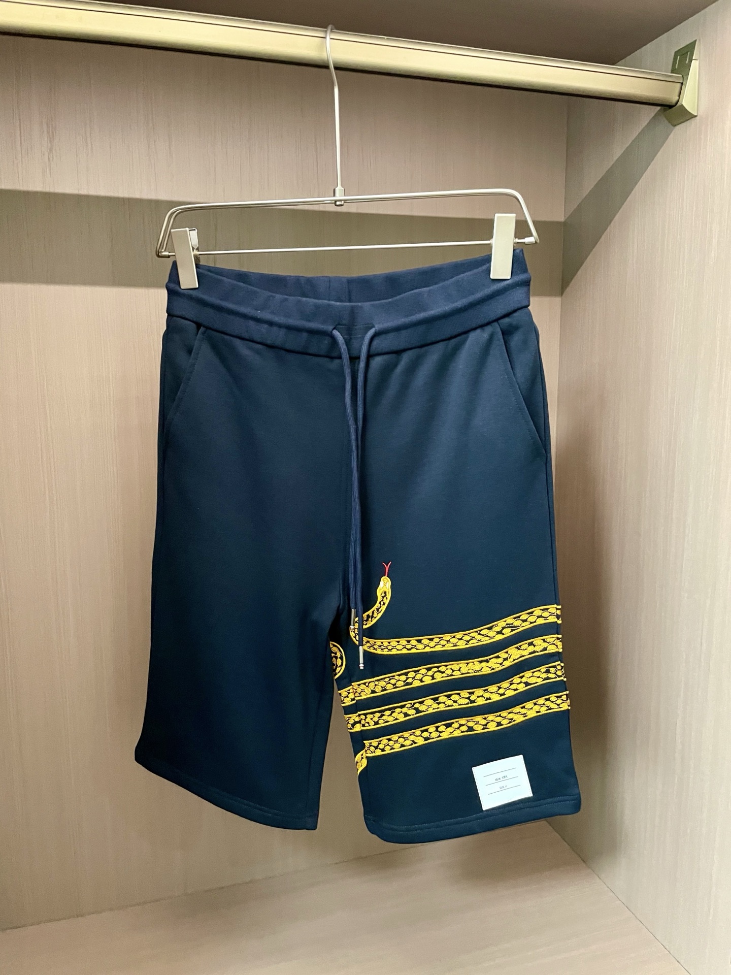 NO:440803,TB 2025 Spring and Summer New Shorts Elastic waist and drawstring design, which is easy to put on and off and can be adjusted freely, fitting different body shapes. The trousers are simple and elegant, with a bright golden snake pattern on one side winding over it, adding a unique charm and personality style to the whole. The high-quality fabric is soft, skin-friendly and breathable, and has a good drape. Whether it is a simple T-shirt to create a casual and daily style or a sports top to show vitality and dynamic, you can easily control it. Size m-xxl, shorts, tees, t-shirt, alexander wang19860909TB 2025春夏新品短裤 松紧腰搭配抽绳设计,穿脱便捷且能自由调节,贴合不同身形需求.裤身简约大方,一侧亮眼的金色蛇形图案蜿蜒其上,为整体增添独特魅力与个性风格.优质面料质感柔软,亲肤透气,兼具良好的垂坠感.无论是搭配简约T恤打造休闲日常造型,还是配上运动上衣展现活力动感,都能轻松驾驭 尺码m-xxl,,shorts,tees，t-shirt,alexander wang,Men's clothing