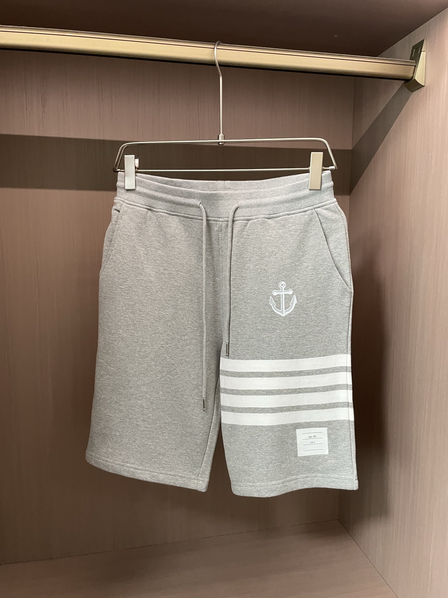 NO:440815,TB 2025 Spring and Summer New Products cleverly combines leisure and fashion. The elastic waist is paired with a drawstring design, which is easy to put on and off and can be adjusted as needed, suitable for various body shapes. The white anchor pattern and classic striped decoration on one side add details and layering to it, highlighting a unique style. The fabric is comfortable and skin-friendly and has good breathability. A must-have item for summer Size m-xxl,,alexander wang19860909TB 2025春夏新品 将休闲与时尚巧妙融合.松紧腰搭配抽绳设计,方便穿脱且能按需调整,适配各种身形.一侧白色船锚图案与经典条纹装饰,为其增添了细节与层次感,彰显独特风格.面料舒适亲肤,透气性佳.夏日必备单品 尺码m-xxl,,alexander wang,Men's clothing