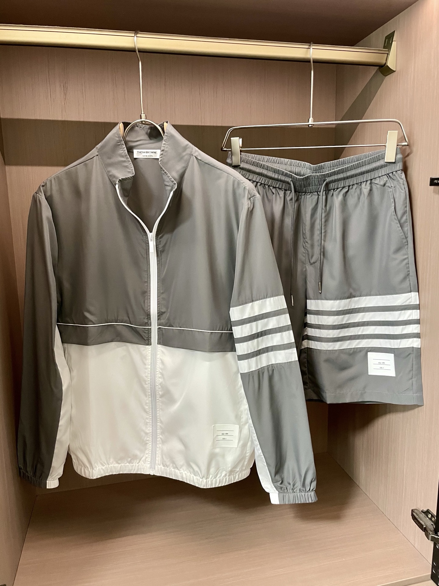 NO:440823,TB big recommendation! 2025ss Spring and Summer New Products, Counter Synchronization, Classic Series Sports and Leisure Sun Protection Set, a must-have for daily life, simple, atmospheric, fashionable and stylish, with a very contemporary atmosphere. The upper body is easy to wear and stylish! Top imported high-quality fiber fabrics, good breathability, super slim version, three-dimensional slim cut style, casual and home, are the best match for leisure and home, elastic waist, moderate elasticity, can be adjusted. The biggest selling point of this pants is that the fabric and style are also representative of high-quality garments. It is better to buy without playing with accessories. It is recommended that every customer buys it! Size 48-54 Tops Shorts Can be sold separately, shorts, alexander wang19860909TB 重磅推荐！2025ss春夏新品 专柜同步 经典系列运动休闲防晒套装,日常必备的完美之选,简单大气亦时尚有型,很有时代气息 上身好穿有型！顶级进口高品质纤维面料 透气性好 超显瘦版 立体修身裁剪版型,休闲外出,居家都是最佳的搭配 松紧腰 弹力适中,可以调节 這款裤子最大的卖点在于 面料 和 版型 也是制衣高水品的代表 不玩辅料 有多好 入手便知 建议每个客户都入手！ 尺码48-54 上衣 短裤 可拆开卖,,shorts,alexander wang,Men's clothing