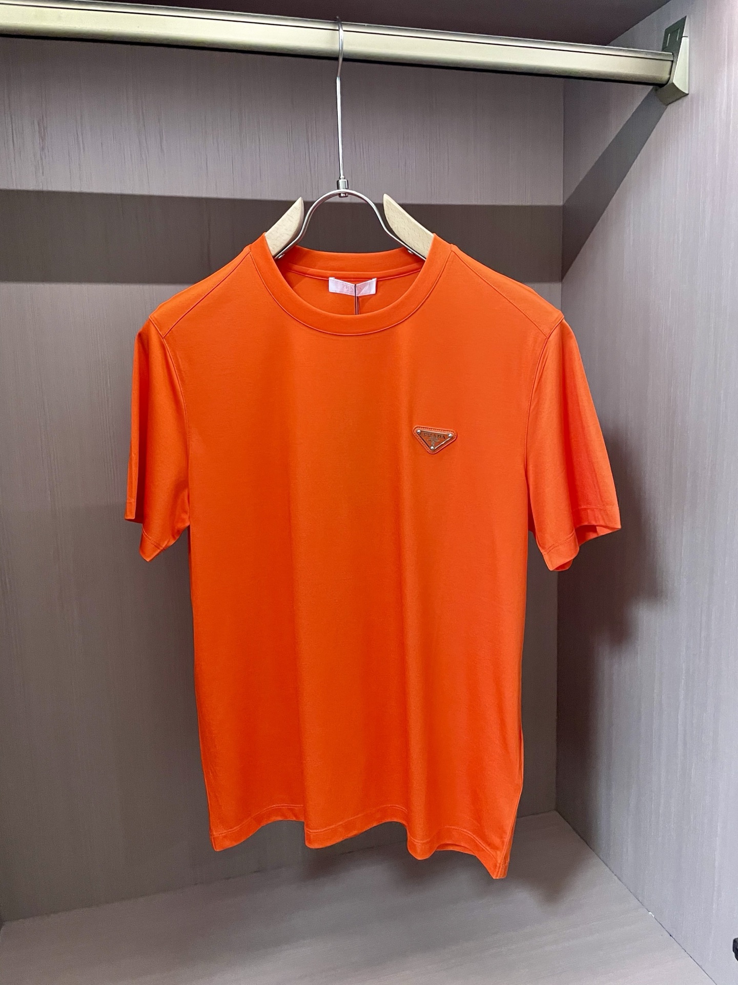 NO:440786,Prad's big recommendation!  2025ss summer clothing new products, on sale in counter, the latest series of pattern logo short-sleeved T-shirts, the rhythm of each person having to hand in one piece!  Imported top high-density mercerized cotton fabric is extremely skin-friendly and comfortable. It is very delicate to touch, has a good texture, and perfectly reflects the three-dimensional feeling. It is in line with the brand's consistent design style. It is a very good overall style. It is completely fine to wear it alone. Size M-XXXL, prada, T-shirt,tees, t-shirt,alexander wang19860909Prad 重磅推荐！2025ss夏装新品 专柜在售 最新系列图案logo短袖T恤 必须人手一件的节奏！进口顶极高密度丝光棉面料,极为亲肤舒适 摸上去非常的细腻,质感很好,完美体现立体感 符合品牌一贯设计风格,整体非常不错的一款,内搭单穿都完全没问题 尺码M-XXXL,,prada,T-shirt,tees，t-shirt,alexander wang,Men's clothing