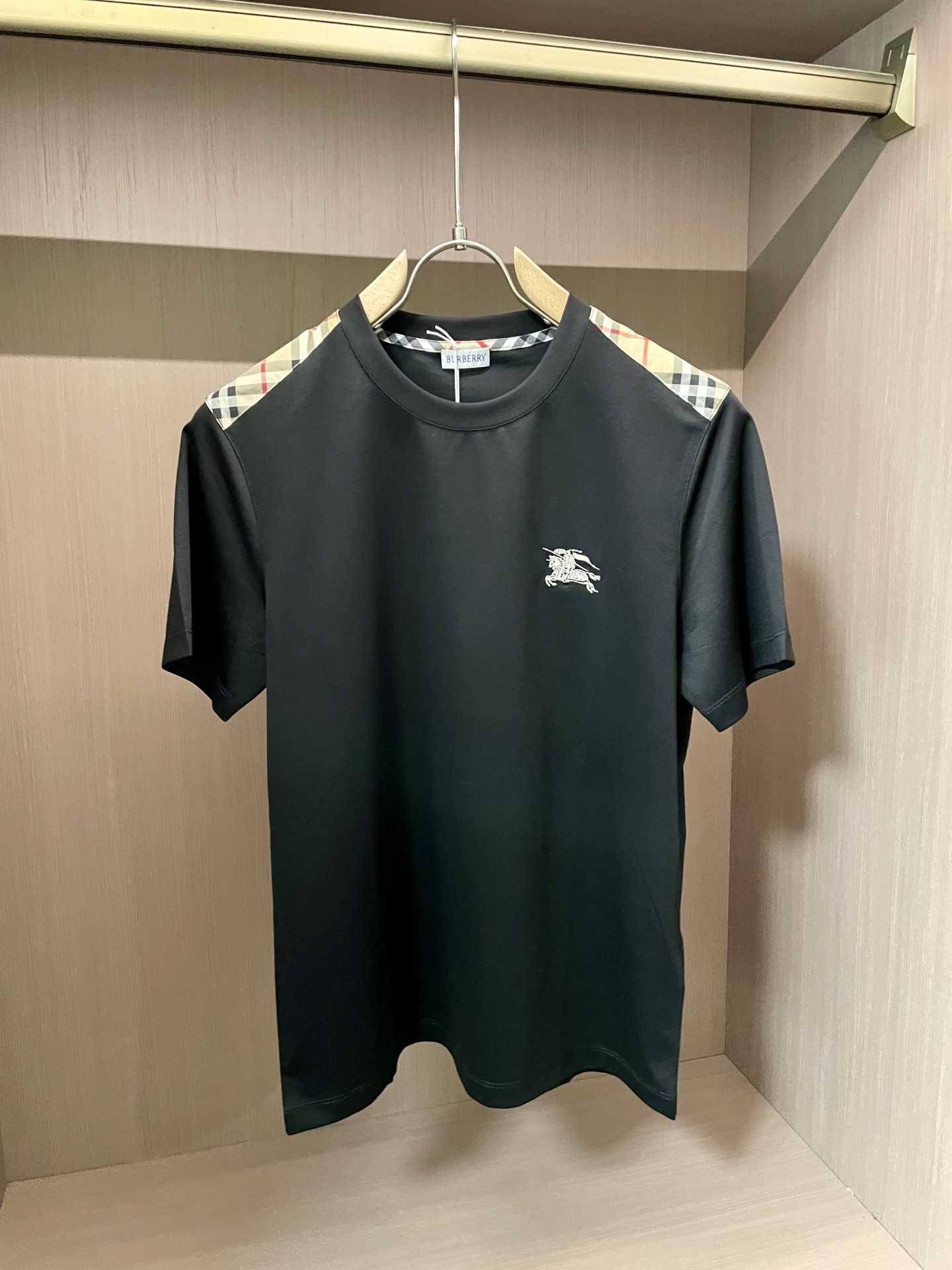 NO:440791,Bur big recommendation!  2025ss summer clothing new products, on sale in counter, the latest series of pattern logo short-sleeved T-shirts, the rhythm of each person having to hand in one piece!  Imported top high-density mercerized cotton fabric is extremely skin-friendly and comfortable. It is very delicate to touch, has a good texture, and perfectly reflects the three-dimensional feeling. It is in line with the brand's consistent design style. It is a very good overall style. It is completely fine to wear it alone. Size M-XXXL, burberry, T-shirt, tees, t-shirt, alexander wang19860909Bur 重磅推荐！2025ss夏装新品 专柜在售 最新系列图案logo短袖T恤 必须人手一件的节奏！进口顶极高密度丝光棉面料,极为亲肤舒适 摸上去非常的细腻,质感很好,完美体现立体感 符合品牌一贯设计风格,整体非常不错的一款,内搭单穿都完全没问题 尺码M-XXXL,,burberry,T-shirt,tees，t-shirt,alexander wang,Men's clothing