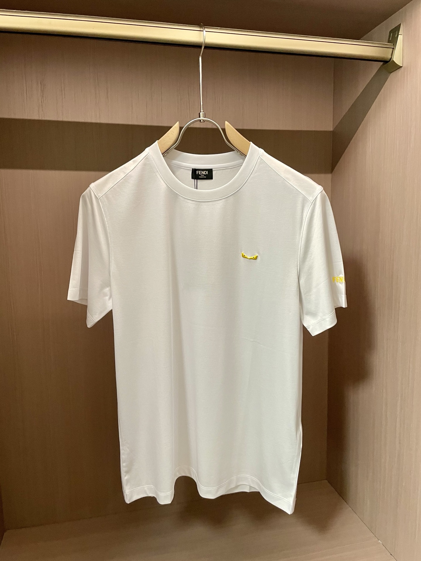 NO:440796,FD's big recommendation!  2025ss summer clothing new products, on sale in counter, the latest series of pattern logo short-sleeved T-shirts, the rhythm of each person having to hand in one piece!  Imported top high-density mercerized cotton fabric is extremely skin-friendly and comfortable. It is very delicate to touch, has a good texture, and perfectly reflects the three-dimensional feeling. It is in line with the brand's consistent design style. It is a very good overall style. It is completely fine to wear it alone. Size M-XXXL, T-shirt,tees, t-shirt,alexander wang19860909FD 重磅推荐！2025ss夏装新品 专柜在售 最新系列图案logo短袖T恤 必须人手一件的节奏！进口顶极高密度丝光棉面料,极为亲肤舒适 摸上去非常的细腻,质感很好,完美体现立体感 符合品牌一贯设计风格,整体非常不错的一款,内搭单穿都完全没问题 尺码M-XXXL,,T-shirt,tees，t-shirt,alexander wang,Men's clothing