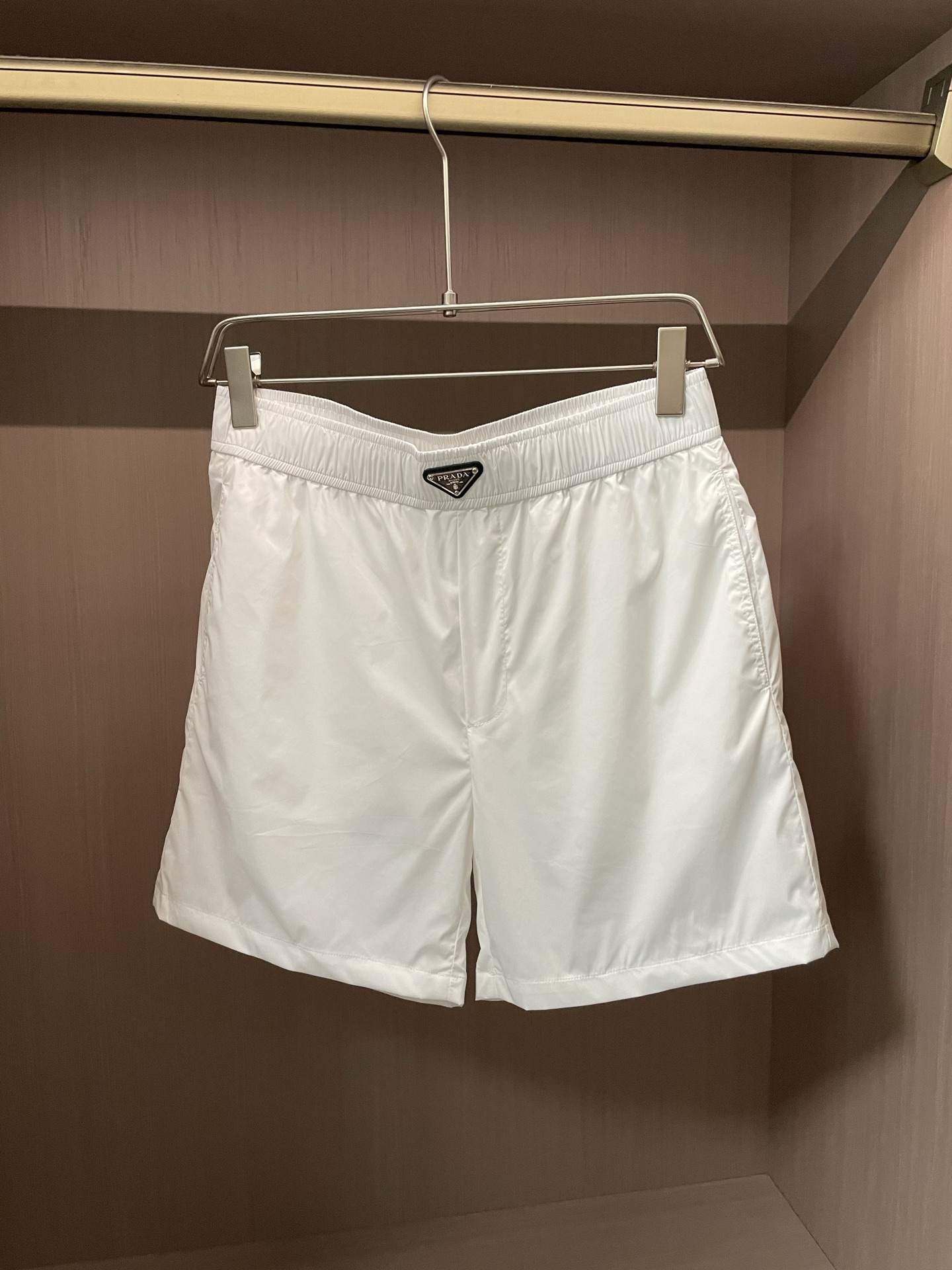 NO:440801,Prad with lining 25 summer men's 5-point shorts are a high-quality choice for sports and leisure. The fabric is made of elastic nylon fabric, which has excellent sweat absorption and quick drying performance, which can quickly transmit sweat to the outer layer to volatilize, keeping the body dry, and the fabric is super soft and natural. In terms of design, the wrap-around elastic waistband is paired with an internal drawstring, which can flexibly adjust the waistline to ensure a comfortable fit; the unlined design reduces the sense of restraint and stretches more freely. In terms of functions, the inner seam of the trouser legs is reasonable, and whether it is running, fitness or daily travel, it can provide a good activity experience, allowing you to enjoy the joy of summer exercise. Color black white green Size 48-56,,prada, shorts,alexander wang19860909Prad 带里衬 25夏季男士5分短裤,是运动与休闲的优质之选.面料采用弹力锦纶面料,吸汗速干性能卓越,能快速将汗水传导至外层挥发,保持身体干爽,同时面料超柔软,手感自然.设计上,包裹式弹性腰带搭配内部拉绳,可灵活调节腰围,确保舒适贴合；无衬里设计减少束缚感,伸展更自如.功能方面,其裤管内缝长度合理,无论是跑步、健身还是日常出行,都能提供良好的活动体验,让你尽享夏日运动的畅快. 颜色黑色 白色 绿色 尺码48-56,,prada,shorts,alexander wang,Men's clothing