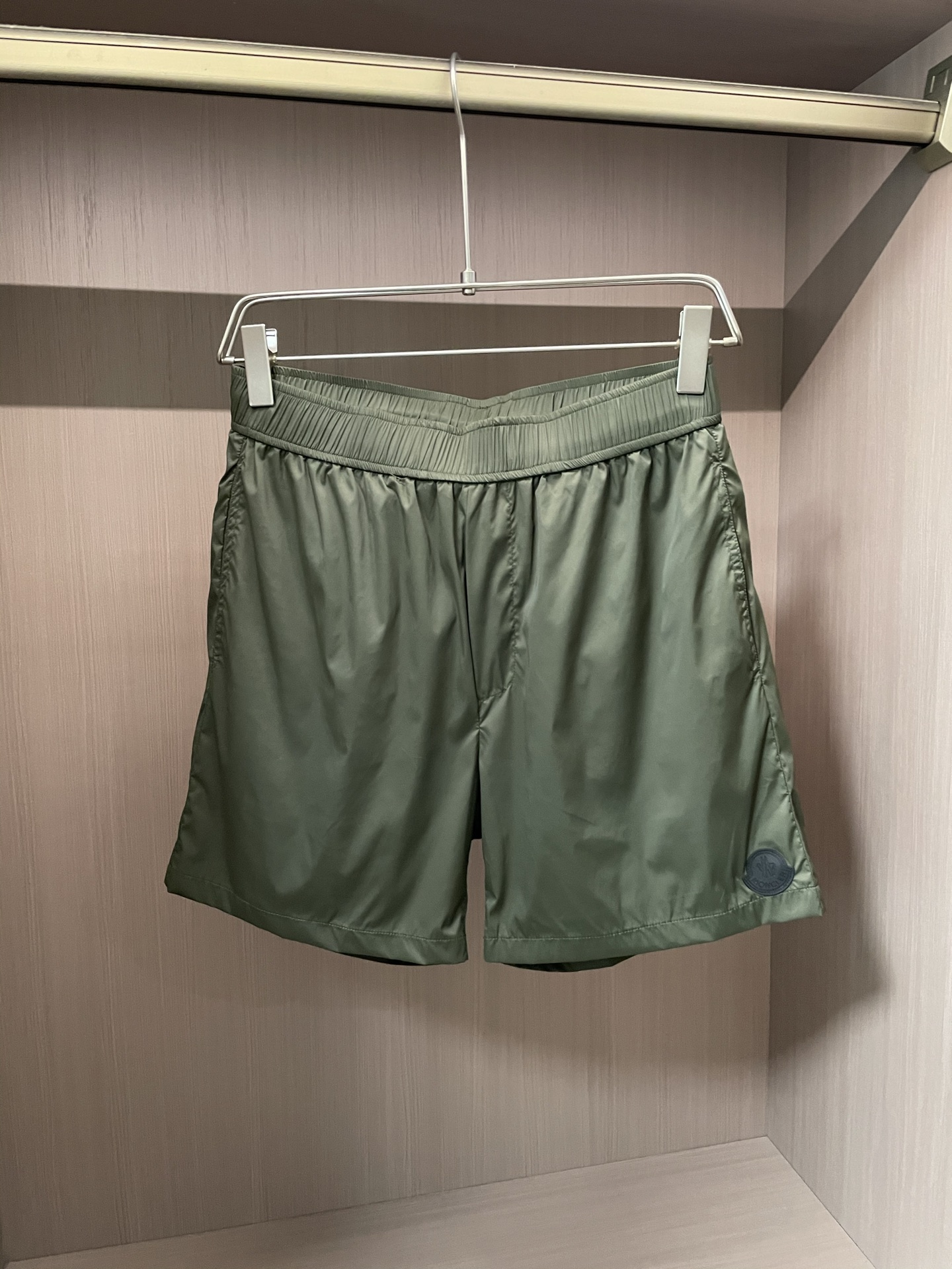 NO:440806,The 25-point shorts for men in summer are a high-quality choice for sports and leisure. The fabric is made of elastic nylon fabric, which has excellent sweat absorption and quick drying performance, which can quickly transmit sweat to the outer layer to volatilize, keeping the body dry, and the fabric is super soft and natural. In terms of design, the wrap-around elastic waistband is paired with an internal drawstring, which can flexibly adjust the waistline to ensure a comfortable fit; the unlined design reduces the sense of restraint and stretches more freely. In terms of functions, the inner seam of the trouser legs is reasonable, and whether it is running, fitness or daily travel, it can provide a good activity experience, allowing you to enjoy the joy of summer exercise. Color black white green Size 48-56,,Moncler, shorts,alexander wang19860909蒙口 带里衬 25夏季男士5分短裤,是运动与休闲的优质之选.面料采用弹力锦纶面料,吸汗速干性能卓越,能快速将汗水传导至外层挥发,保持身体干爽,同时面料超柔软,手感自然.设计上,包裹式弹性腰带搭配内部拉绳,可灵活调节腰围,确保舒适贴合；无衬里设计减少束缚感,伸展更自如.功能方面,其裤管内缝长度合理,无论是跑步、健身还是日常出行,都能提供良好的活动体验,让你尽享夏日运动的畅快. 颜色黑色 白色 绿色 尺码48-56,,Moncler,shorts,alexander wang,Men's clothing