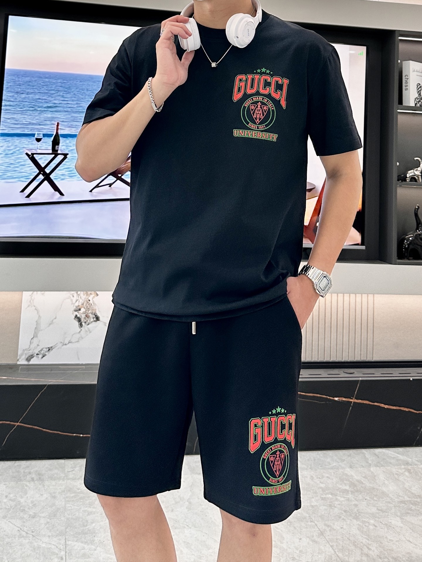 NO:440821,Gucc round neck short-sleeved shorts suit half-sleeved suit top version trading company channel orders, exclusive limited overseas quality for sale, classic is eternal, absolutely worth buying!  This type of suit is also a must-have for lazy people. You don’t have to think about how to match it, just do it easily!  Custom-made fabrics are provided with smooth touch, but they are crisp and stylish, with a full texture on the upper body!  The overall style is simple and generous without losing style, with a strong sense of upper body, absolutely at the forefront of fashion, very comfortable to wear, no need to say much about the style and cutting of pants, the upper body is exquisite and vivid, and the truly palace-level casual pants can be competent for various occasions whether they are sports or casual. It is worth recommending Amway, and roaring recommendation!  !  Top size XS-L Short size M-3XL, gucci, shorts, T-shirt, alexander wang19860909Gucc 圆领短袖短裤套装 半袖套装顶级版本贸易公司渠道订单,海外精品独家限定发售,经典即永恒,入手绝对值的！这种类型的套装也是懒人必备的一套,不用想怎么搭配,直接一套轻松搞定！客供定制面料,触感顺滑,却又挺括有型,上身质感十足！ 整体简洁大方而不失格调,上身感极强,绝对走在时尚最前端,穿着非常舒适,裤型款式和裁剪亦无需多言,上身精致跃然,真正殿堂级的休闲裤,无论是运动还是休闲时候都能胜任各种场合,值得安利,咆哮推荐！！ 上衣尺码XS-L 短裤尺码M-3XL,,gucci,shorts,T-shirt,alexander wang,Men's clothing