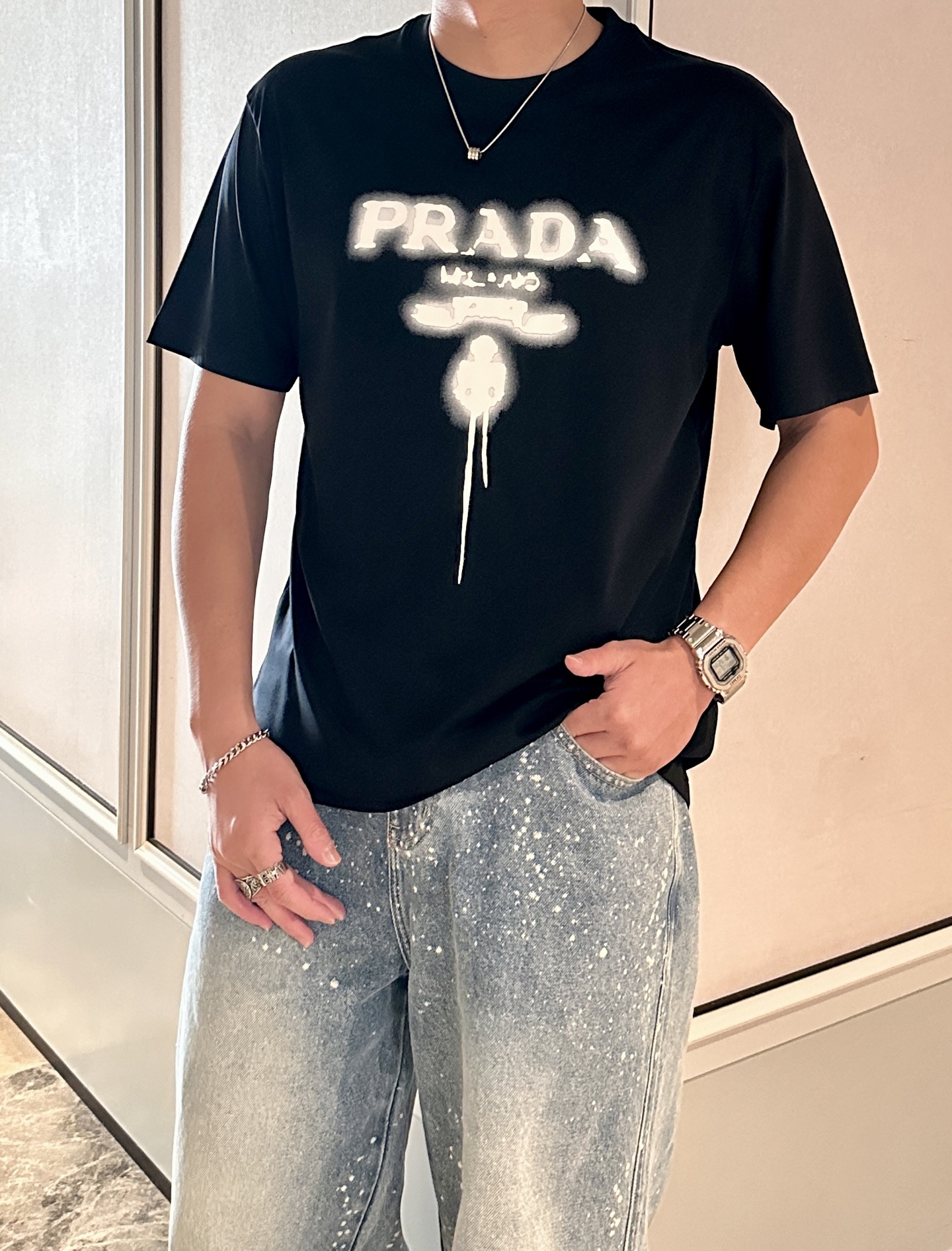 NO:495291,P home has the latest classic letter printed men's round neck T-shirt in spring and summer, with a wide style over Size style, and it is not picky about the figure at all. The overall effect is loose but has a very charming style. It will not be loose enough to lose its shape. It is a versatile and versatile outfit, which is super young and more stylish and tasteful. It is an unscrupulous high street outfit artifact!  The iconic letter logo on the chest uses exquisite thick-plate printing technology to make the overall graphics richer and stronger three-dimensional, atmospheric but not too ostentatious. It has a tone and connotation on the body. Whether worn alone in summer or with various shirts or jackets in spring and autumn, it can easily lead the latest fashion trends. It is a must-have for high-end handsome men!  The neckline ribbed edges are neatly and meticulously closed, and the shoulders are neatly sewn with a high difficulty coefficient, showing the top-notch craftsmanship quality with a very fashionable feeling. The fabric cotton is customized with imported high-end, smooth and interwoven long-length cotton blend. The 21 double-strand combed fabric creates a thick texture, soft and skin-friendly, elastic, and has strong breathable and moisture-absorbing properties, making it comfortable and pleasant to the body. Size M-3XL (model 172 cm 148 catties and suitable for trying on L size) 2 colors black, white, Jackets & coats,shirts,tees, t-shirt,alexander wang19860909P家 春夏最新经典字母印花男士圆领T恤衫,宽大版型Over Size风格,完全不挑身材,整体效果宽松却极具韵味,不会松垮到没型,穿搭更是万能得百搭,超显年轻更具格调与品位,无法挑剔的高街穿搭神器！胸前标志性字母Logo,采用精致厚板印花工艺,让整体图形更丰富,立体感更强,大气但不会过于张扬,穿上身有腔调有内涵,无论夏季单穿,还是春秋季搭配各式衬衫或者外套,都能轻松引领最新时尚潮流,高端型男必备尚品！领口棱纹收边工整细致,肩部运用难度系数较高的双股线工整缝合制作,彰显出极具时髦感的顶级工艺品质.面料棉,采用进口高级的挺滑交织长绒棉混纺定制而成,21支双股精梳面料营造的厚织感,触感软糯亲肤,有弹性,且拥有极强的透气吸湿性能,上身体感舒适宜人.尺码M-3XL（模特172厘米148斤试穿L码合适）2个颜色黑色,白色,,jackets & coats,shirts,tees，t-shirt,alexander wang,Men's clothing