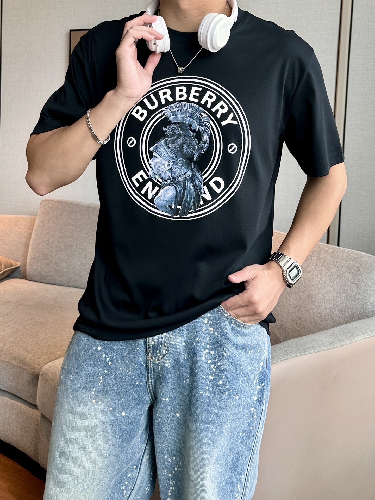 NO:495284,B Family The latest classic warrior avatar for men's round neck T-shirt, with a wide style over Size style, without picking on the figure at all, the overall effect is loose but very charming, not loose enough to lose shape, and the outfit is versatile, super young and more stylish, and a high street outfit artifact that cannot be picked!  The iconic letter logo classic warrior avatar on the chest is made of 3D three-dimensional printing technology, exquisite and full, three-dimensional and stylish, with connotation and taste on the body. Whether worn alone in summer or with various shirts or jackets in spring and autumn, it can easily lead the latest fashion trends. A must-have for high-end handsome men!  !  The neckline ribbed edges are neatly and meticulously closed, and the shoulders are neatly sewn with a high difficulty coefficient, showing the top-notch craftsmanship quality with a very fashionable feeling. The fabric cotton is customized with imported high-end, smooth and interwoven long-length cotton blend. The 21 double-strand combed fabric creates a thick texture, soft and skin-friendly, elastic, and has strong breathable and moisture-absorbing properties, making it comfortable and pleasant to the body. Size M-3XL (model 172 cm 148 catties and suitable for trying on L size) 2 colors black, white, Jackets & coats,shirts,tees, t-shirt,alexander wang19860909B家 春夏最新古典战士头像男士圆领T恤衫,宽大版型Over Size风格,完全不挑身材,整体效果宽松却极具韵味,不会松垮到没型,穿搭更是万能得百搭,超显年轻更具格调与品位,无法挑剔的高街穿搭神器！胸前标志性字母Logo古典战士头像,采用3D立体印花工艺,精致饱满,立体有型,穿上身有内涵有品位,无论夏季单穿,还是春秋季搭配各式衬衫或者外套,都能轻松引领最新时尚潮流,高端型男必备尚品！！领口棱纹收边工整细致,肩部运用难度系数较高的双股线工整缝合制作,彰显出极具时髦感的顶级工艺品质.面料棉,采用进口高级的挺滑交织长绒棉混纺定制而成,21支双股精梳面料营造的厚织感,触感软糯亲肤,有弹性,且拥有极强的透气吸湿性能,上身体感舒适宜人.尺码M-3XL（模特172厘米148斤试穿L码合适）2个颜色黑色,白色,,jackets & coats,shirts,tees，t-shirt,alexander wang,Men's clothing