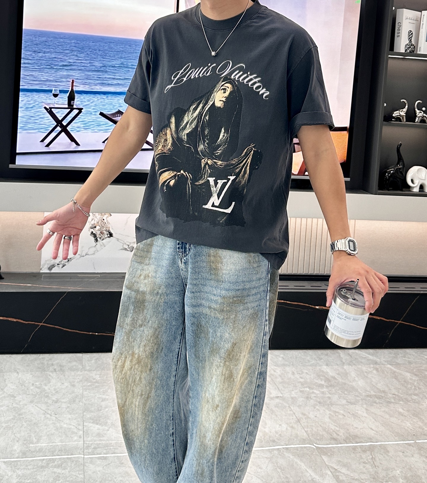 NO:437195,(Louis Vuitton) 2025 spring and summer new product, simple and luxurious style. The classic round neck is paired with a loose fit, comfortable and versatile. The front large artistic pattern is eye-catching, the character image and the brand logo are cleverly integrated. The brand name above is presented in elegant fonts, demonstrating the brand's profound heritage and fashion creativity. The high-quality fabric feels soft and skin-friendly and breathable!  Super positive style, very good upper body effect S-XXL,,louis vuitton,alexander wang19860909（Louis Vuitton）2025春夏新品 简约中尽显奢华格调.经典圆领搭配宽松版型,舒适又百搭.正面大幅艺术图案吸睛夺目,人物形象与品牌标识巧妙融合,上方品牌名称以优雅字体呈现,彰显品牌深厚底蕴与时尚创造力.优质面料触感柔软,亲肤透气！版型超正,上身效果非常好 尺码S-XXL,,louis vuitton,alexander wang,Men's clothing