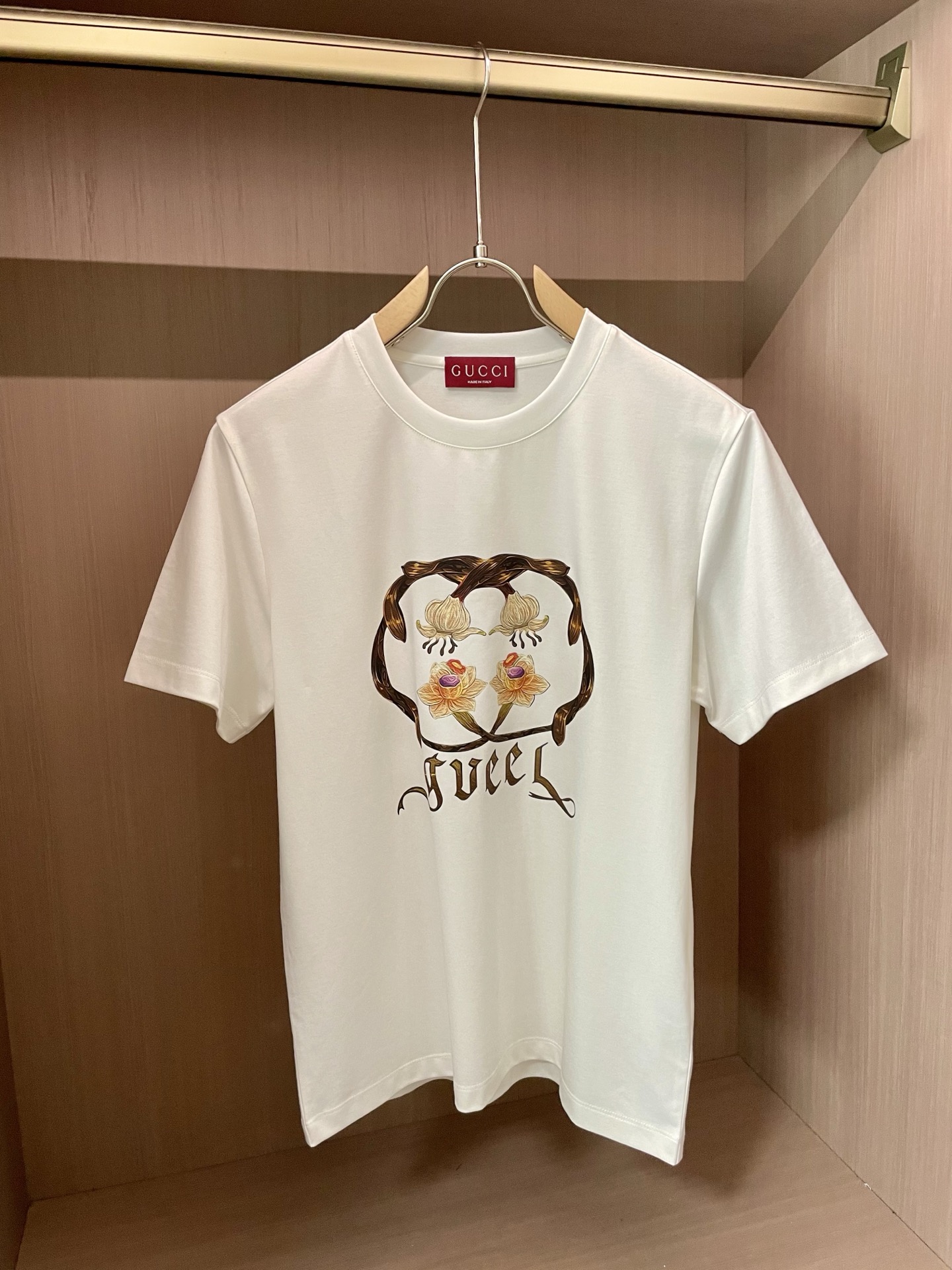 NO:437201,Gucc’s big recommendation!  2025ss summer clothing new products, on sale in counter, the latest series of pattern logo short-sleeved T-shirts, the rhythm of each person having to hand in one piece!  Imported top high-density mercerized cotton fabric is extremely skin-friendly and comfortable. It is very delicate to touch, has a good texture, and perfectly reflects the three-dimensional feeling. It is in line with the brand's consistent design style. It is a very good overall style. It is completely fine to wear it alone. Size M-XXL, gucci, T-shirt,tees, t-shirt,alexander wang19860909Gucc 重磅推荐！2025ss夏装新品 专柜在售 最新系列图案logo短袖T恤 必须人手一件的节奏！进口顶极高密度丝光棉面料,极为亲肤舒适 摸上去非常的细腻,质感很好,完美体现立体感 符合品牌一贯设计风格,整体非常不错的一款,内搭单穿都完全没问题 尺码M-XXL,,gucci,T-shirt,tees，t-shirt,alexander wang,Men's clothing