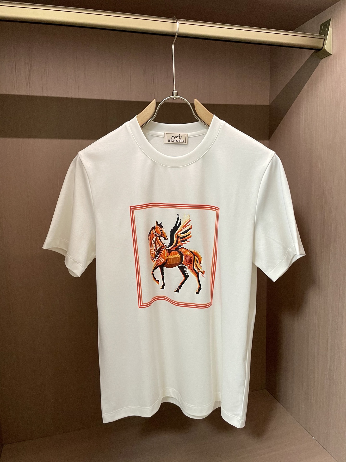 NO:437207,H big recommendation!  2025ss summer clothing new products, on sale in counter, the latest series of pattern logo short-sleeved T-shirts, the rhythm of each person having to hand in one piece!  Imported top high-density mercerized cotton fabric is extremely skin-friendly and comfortable. It is very delicate to touch, has a good texture, and perfectly reflects the three-dimensional feeling. It is in line with the brand's consistent design style. It is a very good overall style. It is completely fine to wear it alone. Size M-XXL, T-shirt,tees, t-shirt,alexander wang19860909H 重磅推荐！2025ss夏装新品 专柜在售 最新系列图案logo短袖T恤 必须人手一件的节奏！进口顶极高密度丝光棉面料,极为亲肤舒适 摸上去非常的细腻,质感很好,完美体现立体感 符合品牌一贯设计风格,整体非常不错的一款,内搭单穿都完全没问题 尺码M-XXL,,T-shirt,tees，t-shirt,alexander wang,Men's clothing