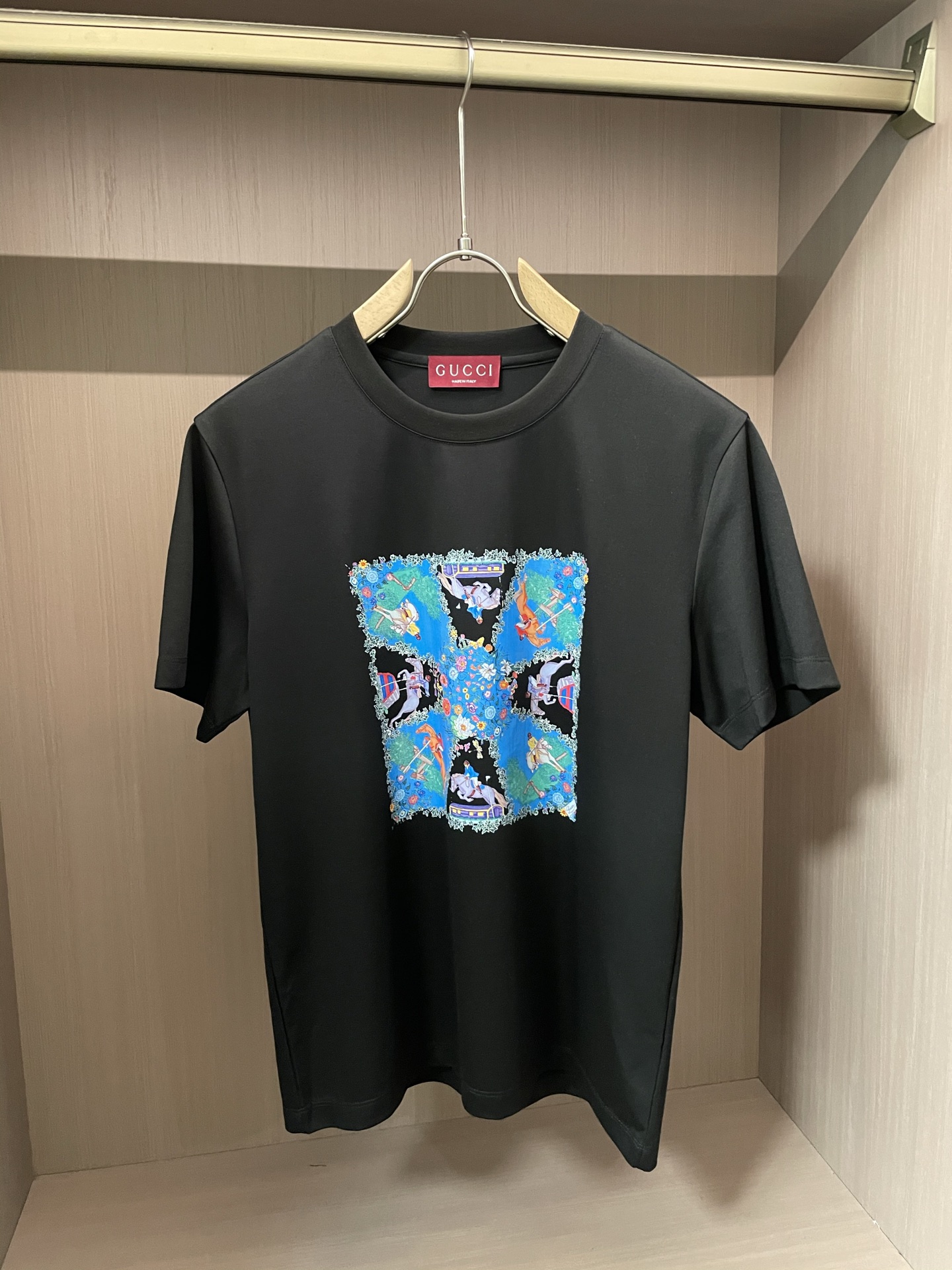 NO:437213,Gucc’s big recommendation!  2025ss summer clothing new products, on sale in counter, the latest series of pattern logo short-sleeved T-shirts, the rhythm of each person having to hand in one piece!  Imported top high-density mercerized cotton fabric is extremely skin-friendly and comfortable. It is very delicate to touch, has a good texture, and perfectly reflects the three-dimensional feeling. It is in line with the brand's consistent design style. It is a very good overall style. It is completely fine to wear it alone. Size M-XXL, gucci, T-shirt,tees, t-shirt,alexander wang19860909Gucc 重磅推荐！2025ss夏装新品 专柜在售 最新系列图案logo短袖T恤 必须人手一件的节奏！进口顶极高密度丝光棉面料,极为亲肤舒适 摸上去非常的细腻,质感很好,完美体现立体感 符合品牌一贯设计风格,整体非常不错的一款,内搭单穿都完全没问题 尺码M-XXL,,gucci,T-shirt,tees，t-shirt,alexander wang,Men's clothing