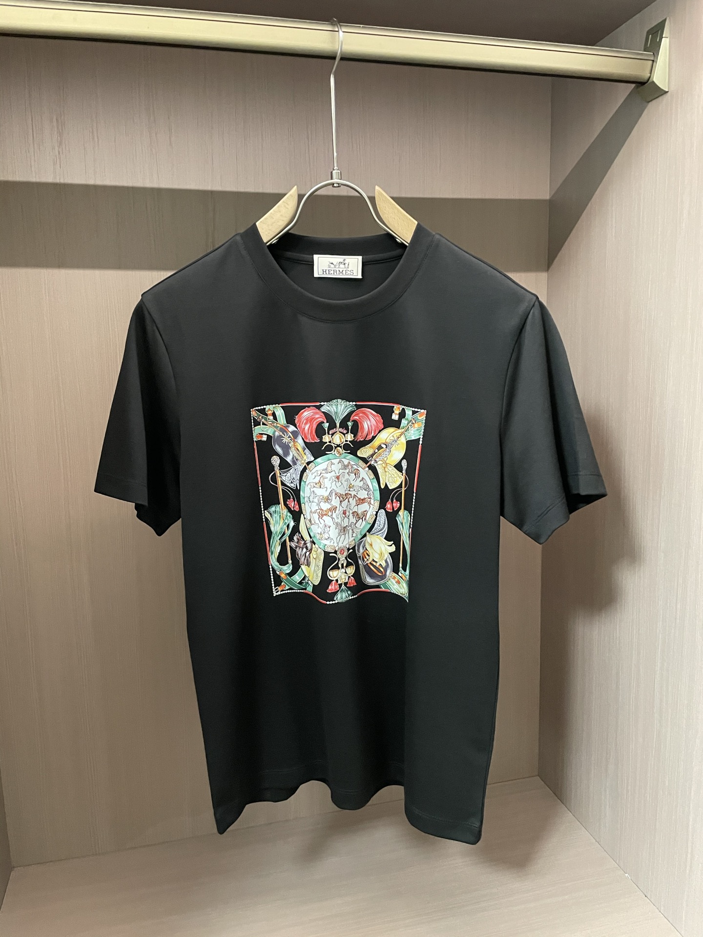 NO:437218,H big recommendation!  2025ss summer clothing new products, on sale in counter, the latest series of pattern logo short-sleeved T-shirts, the rhythm of each person having to hand in one piece!  Imported top high-density mercerized cotton fabric is extremely skin-friendly and comfortable. It is very delicate to touch, has a good texture, and perfectly reflects the three-dimensional feeling. It is in line with the brand's consistent design style. It is a very good overall style. It is completely fine to wear it alone. Size M-XXL, T-shirt,tees, t-shirt,alexander wang19860909H 重磅推荐！2025ss夏装新品 专柜在售 最新系列图案logo短袖T恤 必须人手一件的节奏！进口顶极高密度丝光棉面料,极为亲肤舒适 摸上去非常的细腻,质感很好,完美体现立体感 符合品牌一贯设计风格,整体非常不错的一款,内搭单穿都完全没问题 尺码M-XXL,,T-shirt,tees，t-shirt,alexander wang,Men's clothing