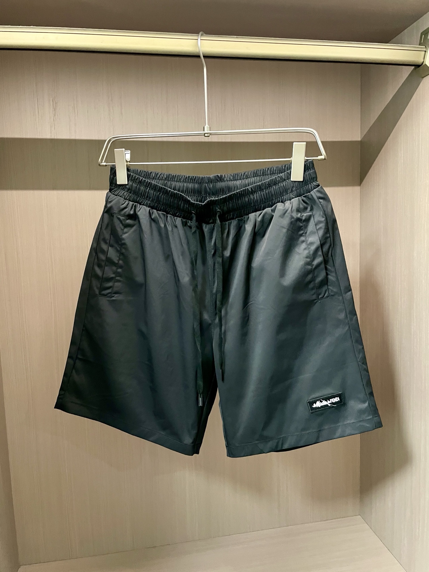 NO:437229,FENDI 2025 spring and summer new imported twill embroidery craft shorts; customized imported twill fabric, moderate thickness and high comfort, double-sided pocket design, rectangular embroidery twill craft, drawstring design, elastic band design has increased the adjustment status, a popular shorts worth buying Size s-xxxl,,fendi, shorts,alexander wang19860909FENDI 2025春夏新品进口斜纹布章仔刺绣工艺短裤；定制的进口斜纹布面料,厚薄程度适中,舒适性高,双边口袋设计,长方形刺绣章仔工艺,抽绳设计,松紧带设计加大了调整状态,值得入手的一款爆品短裤 尺码s-xxxl,,fendi,shorts,alexander wang,Men's clothing