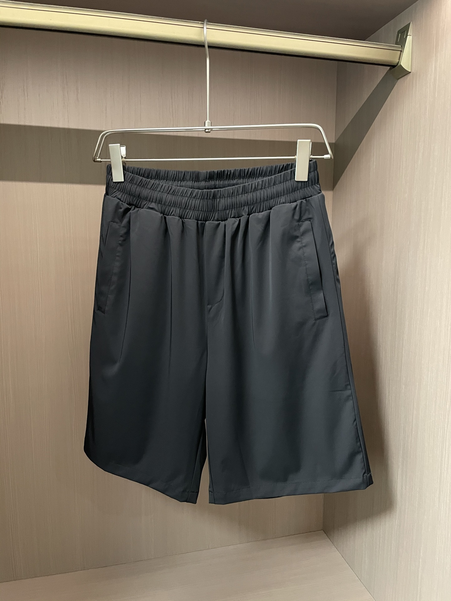 NO:437235,LOEWE2025 Spring and Summer New Logo LOGO Tiansi Nylon Fabric Shorts; Customized Tiansi Nylon Fabric, mainly supplied by high-end brand luxury fabric manufacturers, comfortable, silky, soft and delicate, all advantages are available, the back pocket logo embroidery process, and the pocket design on both sides is deep enough!  Moderate looseness!  Size s-xxxl, loewe, shorts, alexander wang19860909LOEWE2025春夏新品标识LOGO 天丝锦纶面料短裤；定制天丝锦纶面料,主打高端品牌奢华面料商供应,舒适丝滑柔软细腻,所有的优点应有尽有,后幅口袋Logo刺绣工艺,两侧口袋设计深度够深！宽松度适中！ 尺码s-xxxl,,loewe,shorts,alexander wang,Men's clothing