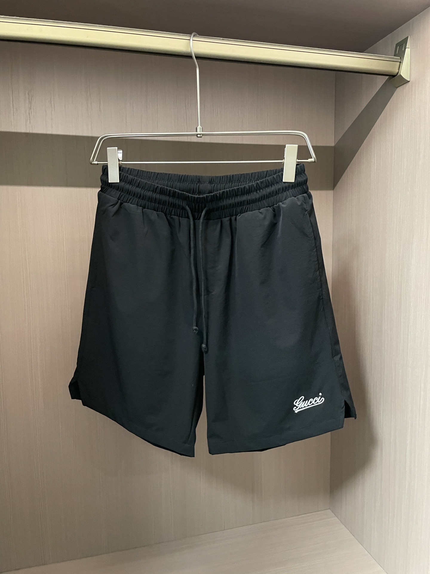 NO:437241,GUCCI 2025 Spring and Summer New Alphabet embroidered cotton and linen nylon fabric shorts; front letter embroidered letter design, simple style, side triangle slit design, the fabric is made of cotton and linen nylon synthetic fabric. The advantages of single-level fabric are indeed impeccable. Drawstring and elastic band design are suitable for sports and fitness, and can be worn casually!  A multifunctional fabric can meet your different styles of summer outfits!  Size s-xxxl, gucci, shorts, alexander wang19860909GUCCI 2025 春夏新品字母刺绣棉麻锦纶面料短裤；前幅字母刺绣字母设计,简约款式,侧边三角开衩设计的运动短裤,面料则是由棉麻锦纶合成面料,单从面料的优点确实无懈可击,抽绳加松紧带设计,适合运动健身,平时休闲也可以穿搭！一款多功能的面料可以满足您夏季不同的风格穿搭！ 尺码s-xxxl,,gucci,shorts,alexander wang,Men's clothing