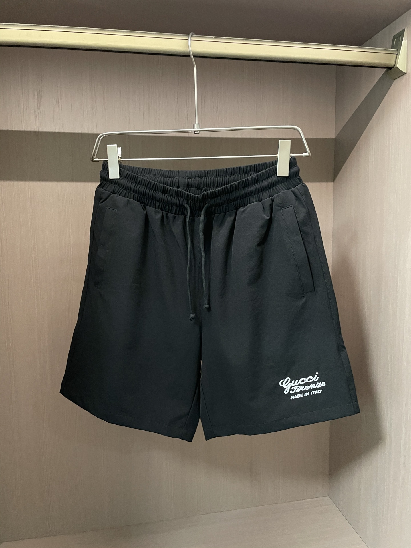 NO:437248,GUCCI 2025 Spring and Summer New English embroidered cotton and linen nylon fabric shorts, customized cotton and linen nylon fabric, a fabric that truly has penetration, comfortable and breathable, and the simple letter embroidery craftsmanship will not rob the temperament of the fabric itself, and will more perfectly present the dressing effect!  A must-have versatile artifact for summer!  Size s-xxxl, gucci, shorts, alexander wang19860909GUCCI 2025 春夏新品英文刺绣棉麻锦纶面料短裤,定制棉麻锦纶面料,一款真正做到具有穿透力的面料,舒适透气性具好,简约的字母刺绣工艺小标不会夺了面料本身的气质,更加完美的呈现穿搭效果！夏季的必备百搭神器！ 尺码s-xxxl,,gucci,shorts,alexander wang,Men's clothing