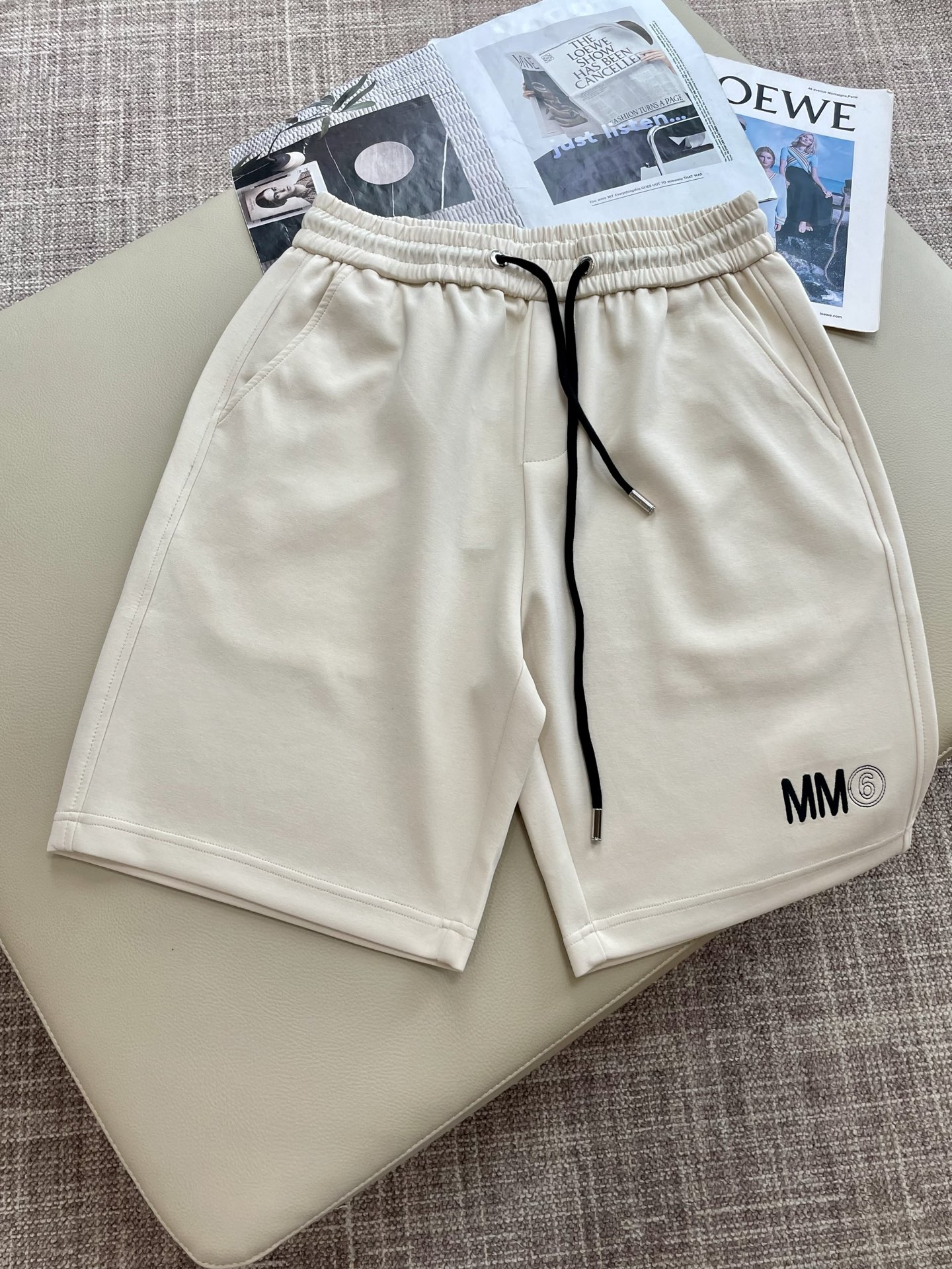 NO:481821,Majira 2025 summer shorts!  All-match elastic waist casual pinch pants!  Elastic waist, insert bags on both sides. The fabric is made of customer-supplied fixed-woven high-strength pure cotton material. The upper body is breathable, soft and skin-friendly, with a delicate feel. The waist is knitted elastic waist and drawstring. You don’t have to worry about the discomfort of being too loose or too tight on the upper body. Whether at home, going out or traveling, it is your best choice for summer!  Code number M-3XL, masion margiela, shorts, alexander wang19860909马吉拉 2025夏季短裤！百搭松紧腰休闲五分裤！松紧腰 两侧插袋 面料采用客供定织高支纯棉料,上身透气,柔软亲肤,手感细腻、 腰部针织松紧腰加抽绳,上身不用担心过松过紧的不舒适感 ,无论居家,外出,旅游,都是您夏日的最佳选择！ 码数M-3XL,,masion margiela,shorts,alexander wang,Men's clothing