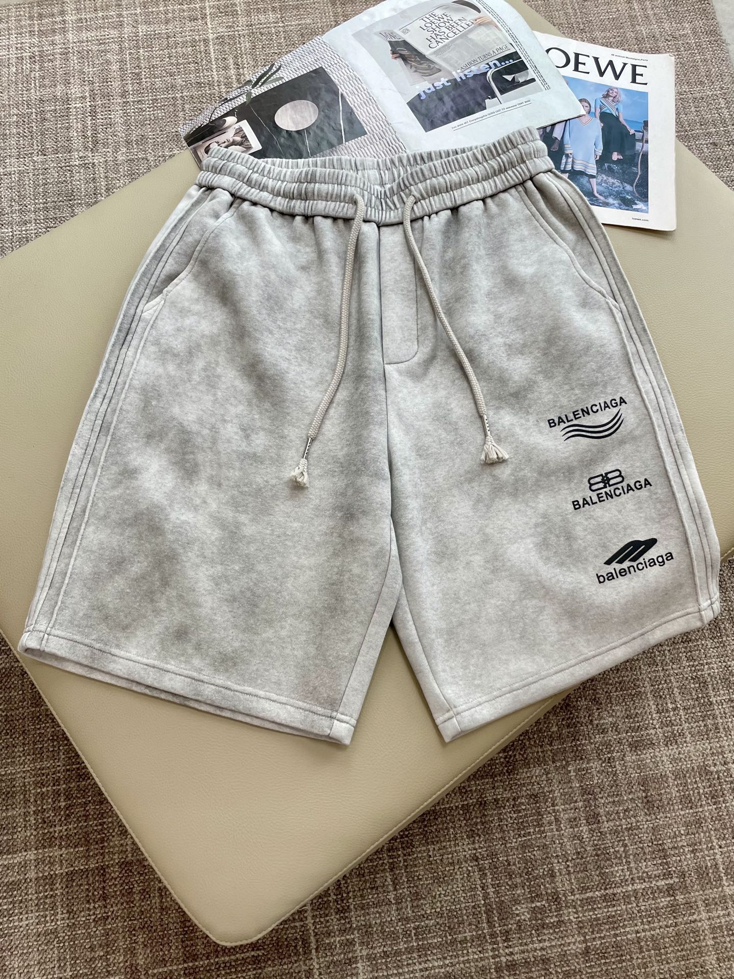 NO:481826,Balenciaga 2025 summer shorts!  All-match elastic waist casual pinch pants!  Elastic waist, insert bags on both sides. The fabric is made of customer-supplied fixed-woven high-strength pure cotton material. The upper body is breathable, soft and skin-friendly, with a delicate feel. The waist is knitted elastic waist and drawstring. You don’t have to worry about the discomfort of being too loose or too tight on the upper body. Whether at home, going out or traveling, it is your best choice for summer!  Code number M-3XL, balenciaga, shorts, alexander wang19860909巴黎世家 2025夏季短裤！百搭松紧腰休闲五分裤！松紧腰 两侧插袋 面料采用客供定织高支纯棉料,上身透气,柔软亲肤,手感细腻、 腰部针织松紧腰加抽绳,上身不用担心过松过紧的不舒适感 ,无论居家,外出,旅游,都是您夏日的最佳选择！ 码数M-3XL,,balenciaga,shorts,alexander wang,Men's clothing