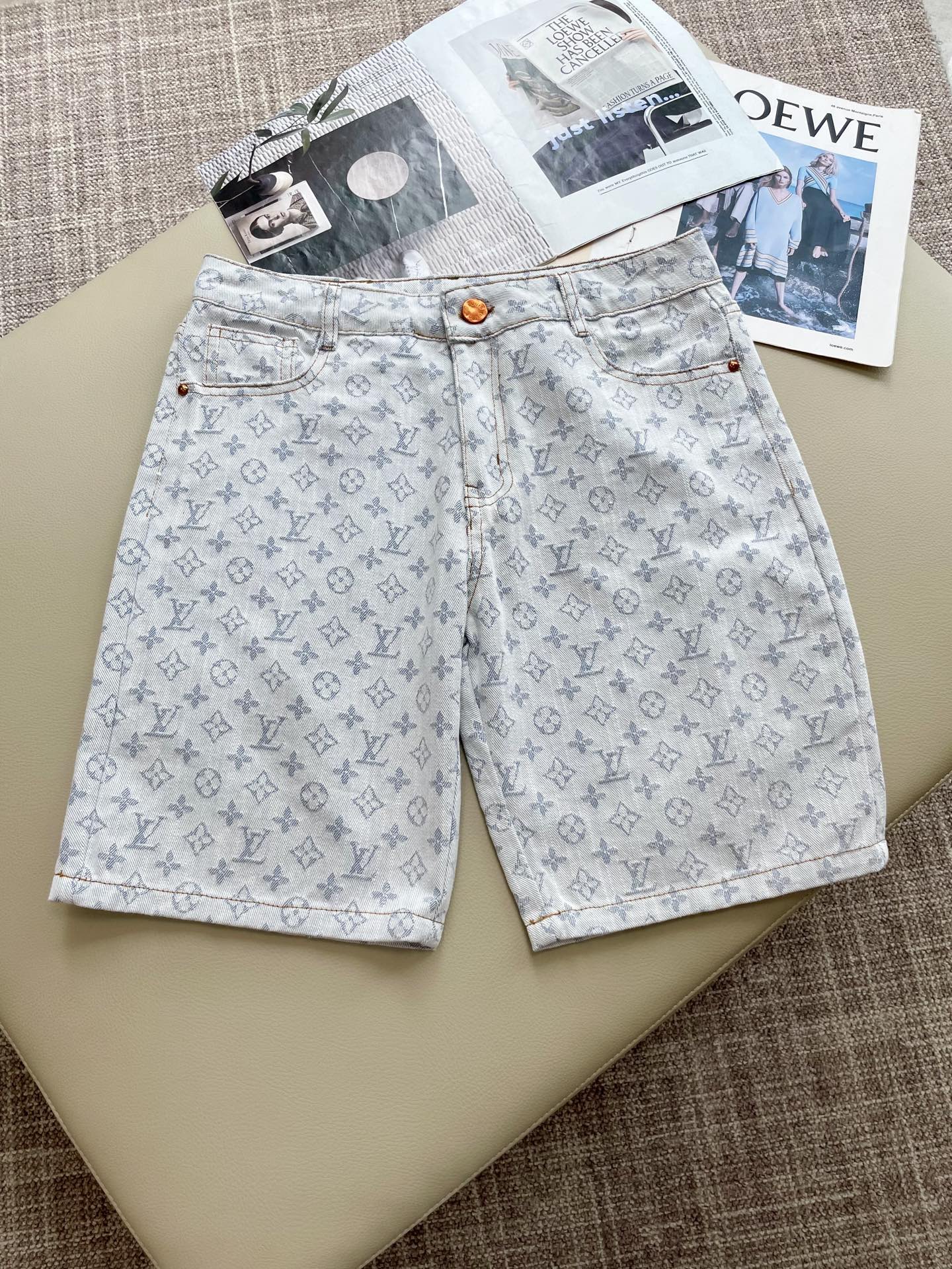 NO:481831,Lv 2025ss summer new men's casual denim shorts, high-end version!  Customized fabrics for counters are breathable and comfortable, with impeccable details, and the brand element design concept reflects high quality. The feel is delicate and soft!  It is casually cut, with a great upper body style!  Size: 30-36, louis vuitton, shorts, alexander wang19860909Lv 2025ss夏季新款男士休闲牛仔短裤,高端版本！专柜定制面料 透气舒适度高,细节无可挑剔,品牌元素设计理念,体现高品质.手感细腻柔软！呈现休闲裁剪,上身版型超赞！ 尺码:30-36,,louis vuitton,shorts,alexander wang,Men's clothing