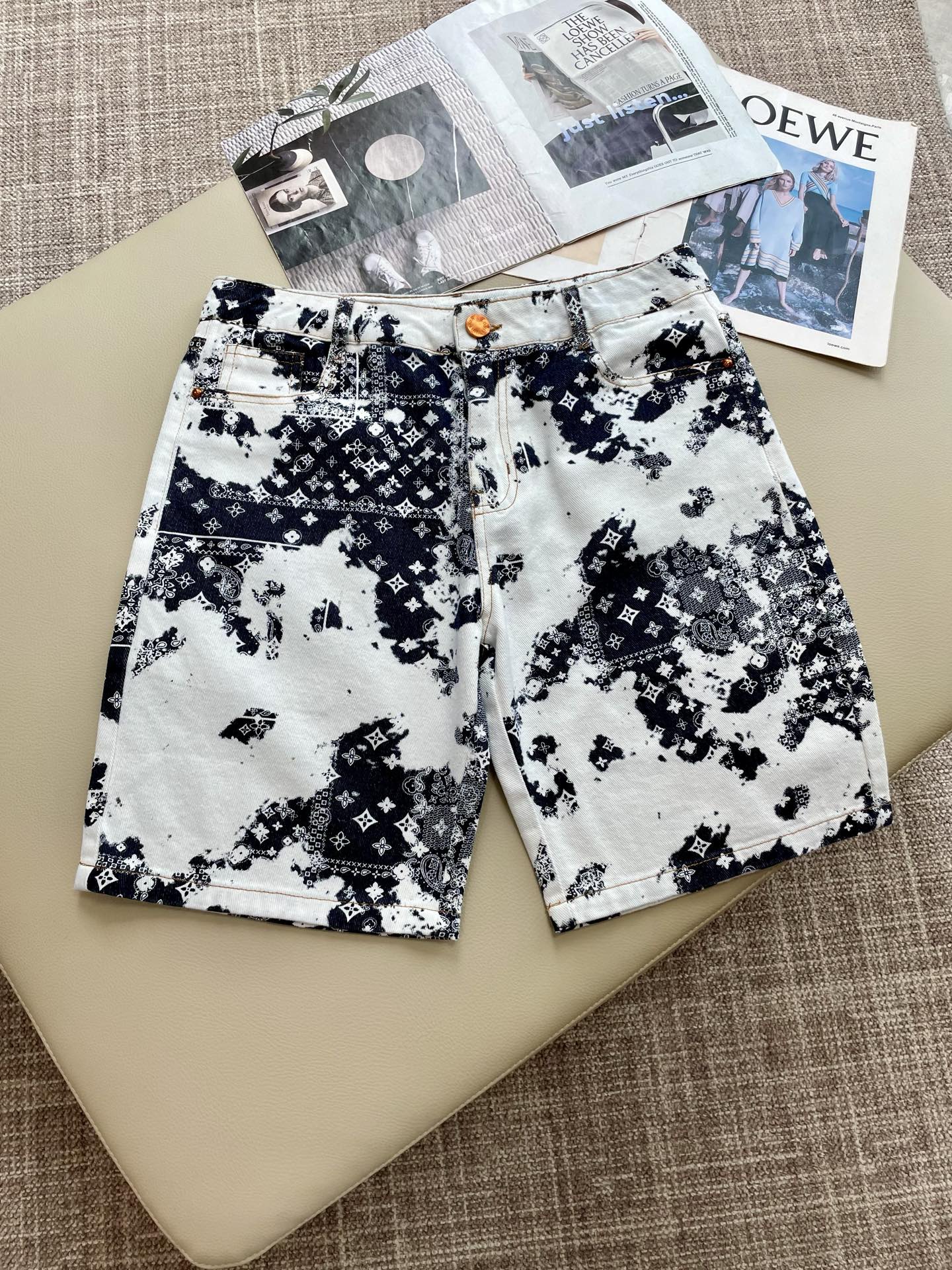 NO:481837,Lv 2025ss summer new men's casual denim shorts, high-end version!  Customized fabrics for counters are breathable and comfortable, with impeccable details, and the brand element design concept reflects high quality. The feel is delicate and soft!  It is casually cut, with a great upper body style!  Size: 30-36, louis vuitton, shorts, alexander wang19860909Lv 2025ss夏季新款男士休闲牛仔短裤,高端版本！专柜定制面料 透气舒适度高,细节无可挑剔,品牌元素设计理念,体现高品质.手感细腻柔软！呈现休闲裁剪,上身版型超赞！ 尺码:30-36,,louis vuitton,shorts,alexander wang,Men's clothing