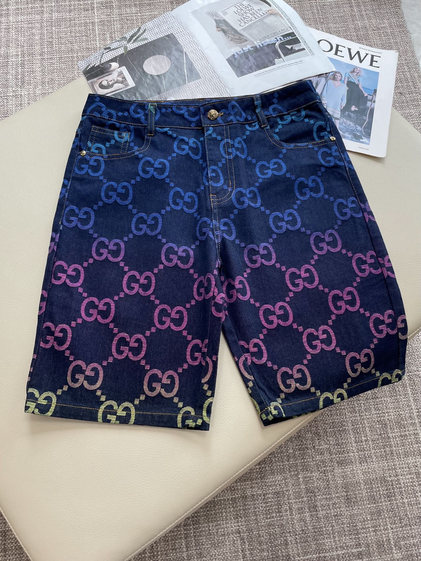 NO:481841,Gucc 2025ss summer new men's casual denim shorts, high-end version!  Customized fabrics for counters are breathable and comfortable, with impeccable details, and the brand element design concept reflects high quality. The feel is delicate and soft!  It is casually cut, with a great upper body style!  Size: 30-36, gucci, shorts, alexander wang19860909Gucc 2025ss夏季新款男士休闲牛仔短裤,高端版本！专柜定制面料 透气舒适度高,细节无可挑剔,品牌元素设计理念,体现高品质.手感细腻柔软！呈现休闲裁剪,上身版型超赞！ 尺码:30-36,,gucci,shorts,alexander wang,Men's clothing