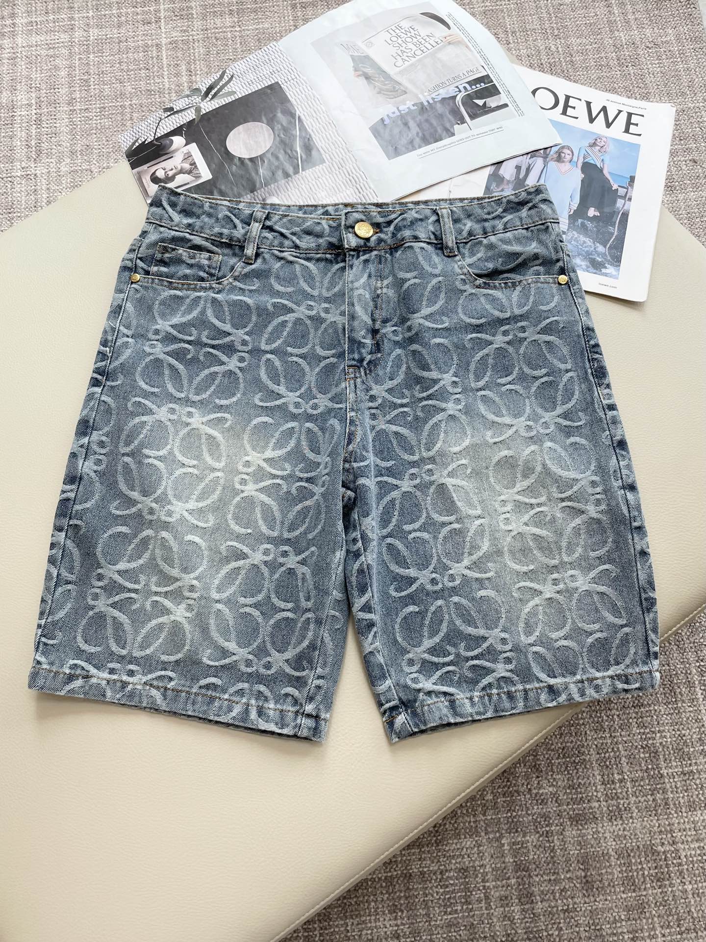 NO:481845,Loewe 2025ss summer new men's casual denim shorts, high-end version!  Customized fabrics for counters are breathable and comfortable, with impeccable details, and the brand element design concept reflects high quality. The feel is delicate and soft!  It is casually cut, with a great upper body style!  Size: 30-36, loewe, shorts, alexander wang19860909Loewe 2025ss夏季新款男士休闲牛仔短裤,高端版本！专柜定制面料 透气舒适度高,细节无可挑剔,品牌元素设计理念,体现高品质.手感细腻柔软！呈现休闲裁剪,上身版型超赞！ 尺码:30-36,,loewe,shorts,alexander wang,Men's clothing