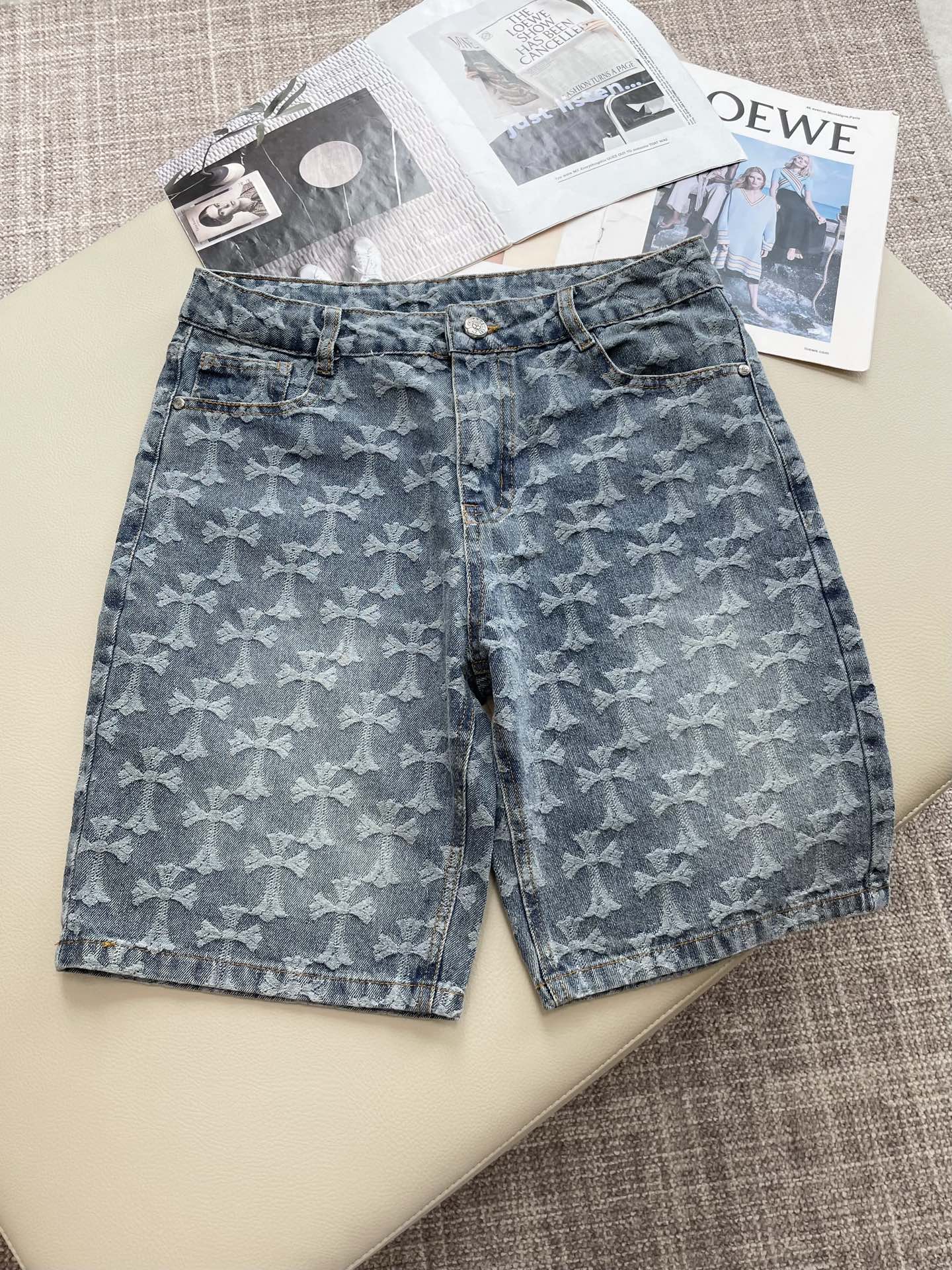 NO:481849,Croxin 2025ss summer new men's casual denim shorts, high-end version!  Customized fabrics for counters are breathable and comfortable, with impeccable details, and the brand element design concept reflects high quality. The feel is delicate and soft!  It is casually cut, with a great upper body style!  Size: 30-36, chrome hearts, shorts, alexander wang19860909克罗心 2025ss夏季新款男士休闲牛仔短裤,高端版本！专柜定制面料 透气舒适度高,细节无可挑剔,品牌元素设计理念,体现高品质.手感细腻柔软！呈现休闲裁剪,上身版型超赞！ 尺码:30-36,,chrome hearts,shorts,alexander wang,Men's clothing