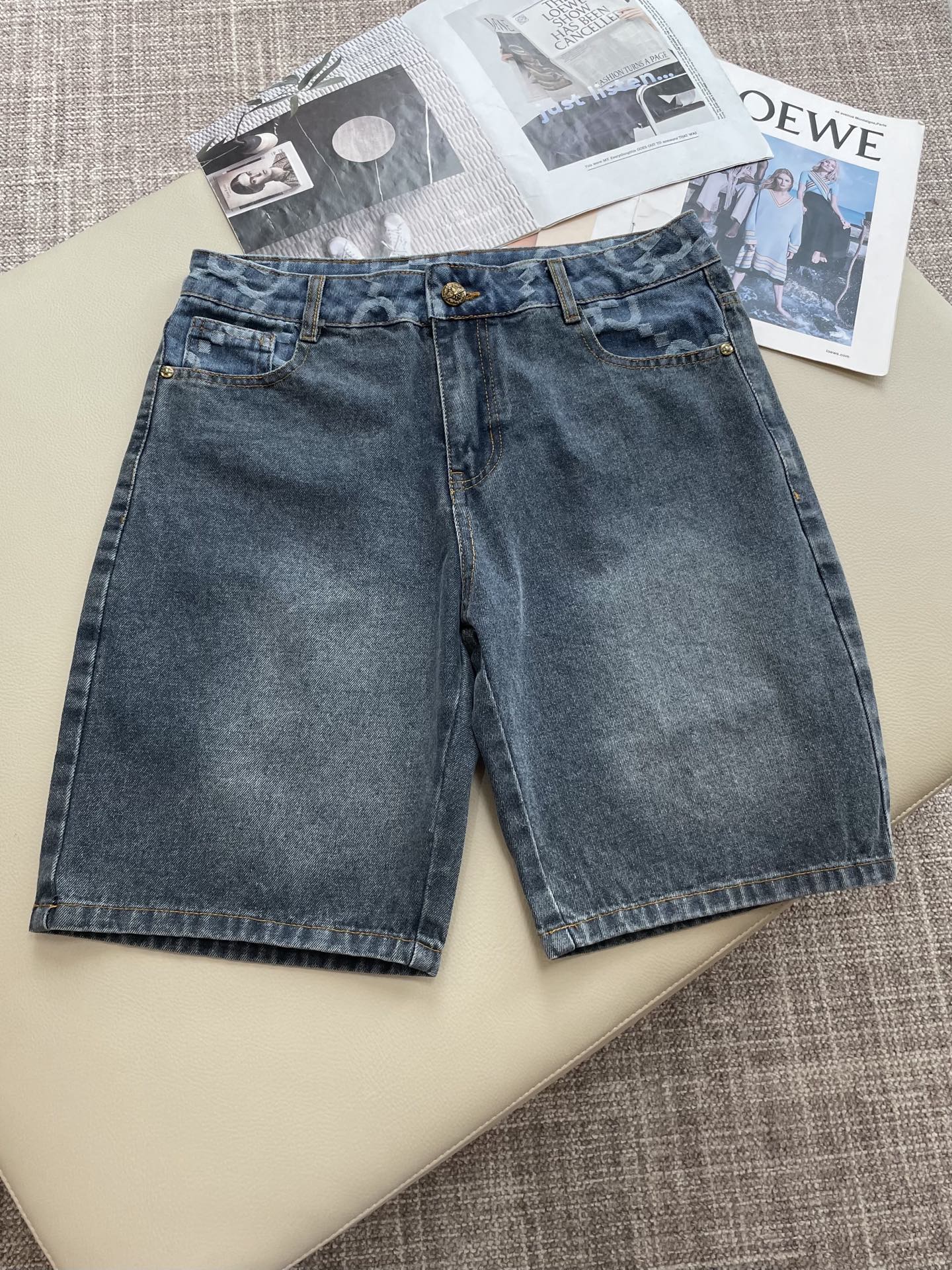 NO:481853,Gucc 2025ss summer new men's casual denim shorts, high-end version!  Customized fabrics for counters are breathable and comfortable, with impeccable details, and the brand element design concept reflects high quality. The feel is delicate and soft!  It is casually cut, with a great upper body style!  Size: 30-36, gucci, shorts, alexander wang19860909Gucc 2025ss夏季新款男士休闲牛仔短裤,高端版本！专柜定制面料 透气舒适度高,细节无可挑剔,品牌元素设计理念,体现高品质.手感细腻柔软！呈现休闲裁剪,上身版型超赞！ 尺码:30-36,,gucci,shorts,alexander wang,Men's clothing