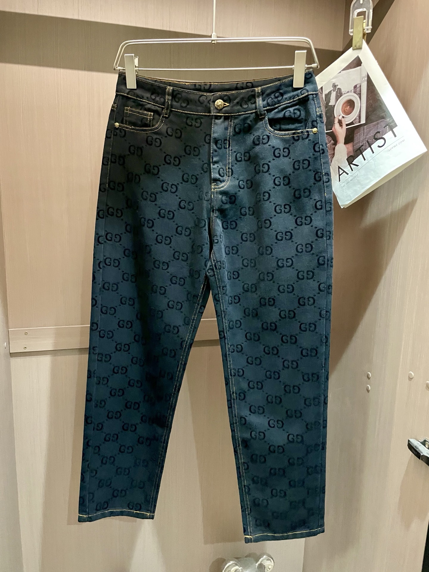 NO:481856,Gucc counter latest same style of jeans, fabric style and workmanship are excellent. It is easy to wear and not picky about body shape. There are no restrictions on matching. You can set off other items in a simple way to show your style and posture~ You can match any style of items, match them with various T-shirts/shirts, knitted jackets, and you don’t have to worry about matching when going out on a daily basis. Size 30-36,,gucci,jeans,jackets & coats,shirts,tees,t-shirt,alexander wang19860909Gucc 专柜最新同款牛仔裤 面料版型做工绝绝子 好穿不挑身材在搭配上没有太多的限制 随意简洁的衬托其他单品,来展现自己的风格姿态～ 可以百搭任何风格的单品,搭配各种T恤／衬衫,针织外套都可,日常外出不必再为搭配而烦恼了 尺码 30-36,,gucci,jeans,jackets & coats,shirts,tees，t-shirt,alexander wang,Men's clothing