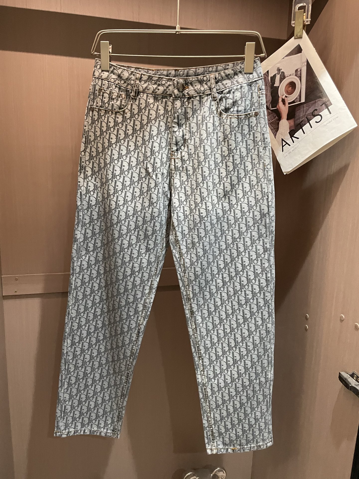 NO:481818,Dior counter has the latest same style of jeans. The fabric style is excellent. It is easy to wear and not pick on the figure. There are no restrictions on matching. It can set off other items in a simple way to show your style and posture~ You can match any style of items, match them with various T-shirts/shirts and knitted jackets. You don’t have to worry about matching when going out on a daily basis. Size 30-36,,dior,jeans,jackets & coats,shirts,tees,t-shirt,alexander wang19860909Dior 专柜最新同款牛仔裤 面料版型做工绝绝子 好穿不挑身材在搭配上没有太多的限制 随意简洁的衬托其他单品,来展现自己的风格姿态～ 可以百搭任何风格的单品,搭配各种T恤／衬衫,针织外套都可,日常外出不必再为搭配而烦恼了 尺码 30-36,,dior,jeans,jackets & coats,shirts,tees，t-shirt,alexander wang,Men's clothing