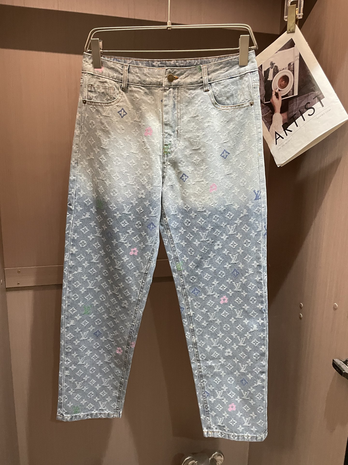 NO:481823,Lv counter latest same style of jeans, fabric style and workmanship are excellent. It is easy to wear and not picky about body shape. There are no restrictions on matching. It can set off other items in a simple way to show your style and posture~ You can match any style of items, match them with various T-shirts/shirts, knitted jackets, and you don’t have to worry about matching when going out on a daily basis. Size 30-36,,louis vuitton,jeans,jackets & coats,shirts,tees,t-shirt,alexander wang19860909Lv 专柜最新同款牛仔裤 面料版型做工绝绝子 好穿不挑身材在搭配上没有太多的限制 随意简洁的衬托其他单品,来展现自己的风格姿态～ 可以百搭任何风格的单品,搭配各种T恤／衬衫,针织外套都可,日常外出不必再为搭配而烦恼了 尺码 30-36,,louis vuitton,jeans,jackets & coats,shirts,tees，t-shirt,alexander wang,Men's clothing