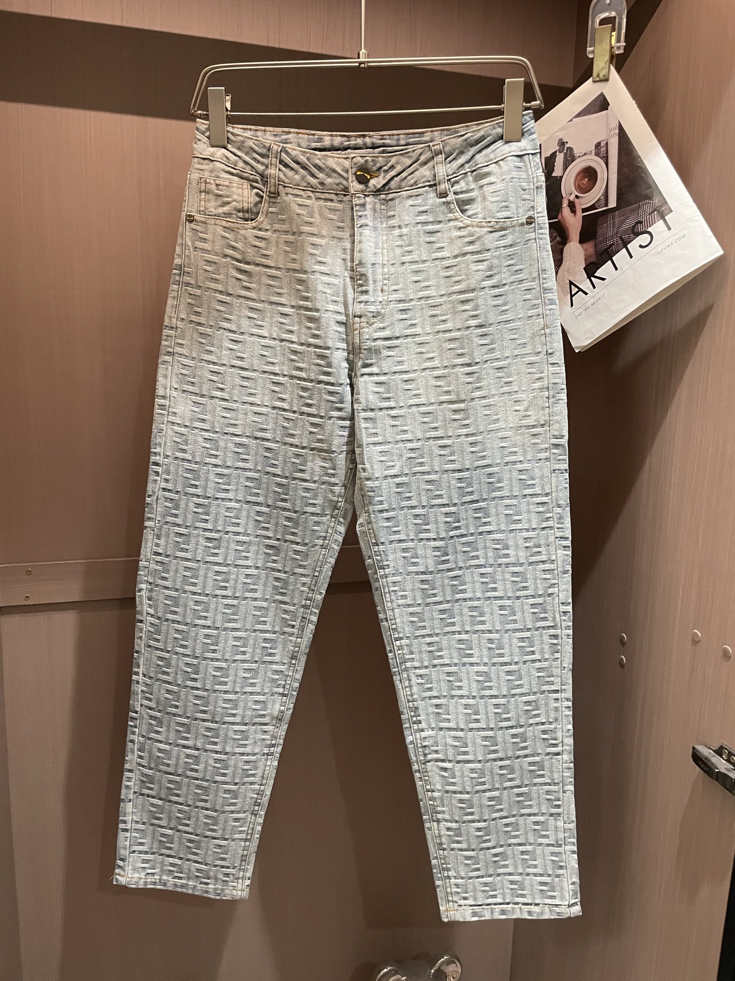 NO:481828,FD counter has the latest same style of jeans. The fabric style is absolutely craftsmanship. It is easy to wear and not pick on the figure. There are no restrictions on matching. It can set off other items in a simple way to show your style and posture~ You can match any style of items, match them with various T-shirts/shirts and knitted jackets. You don’t have to worry about matching when going out on a daily basis. Size 30-36, ,jeans,jackets & coats,shirts,tees,t-shirt,alexander wang19860909FD 专柜最新同款牛仔裤 面料版型做工绝绝子 好穿不挑身材在搭配上没有太多的限制 随意简洁的衬托其他单品,来展现自己的风格姿态～ 可以百搭任何风格的单品,搭配各种T恤／衬衫,针织外套都可,日常外出不必再为搭配而烦恼了 尺码 30-36,,jeans,jackets & coats,shirts,tees，t-shirt,alexander wang,Men's clothing