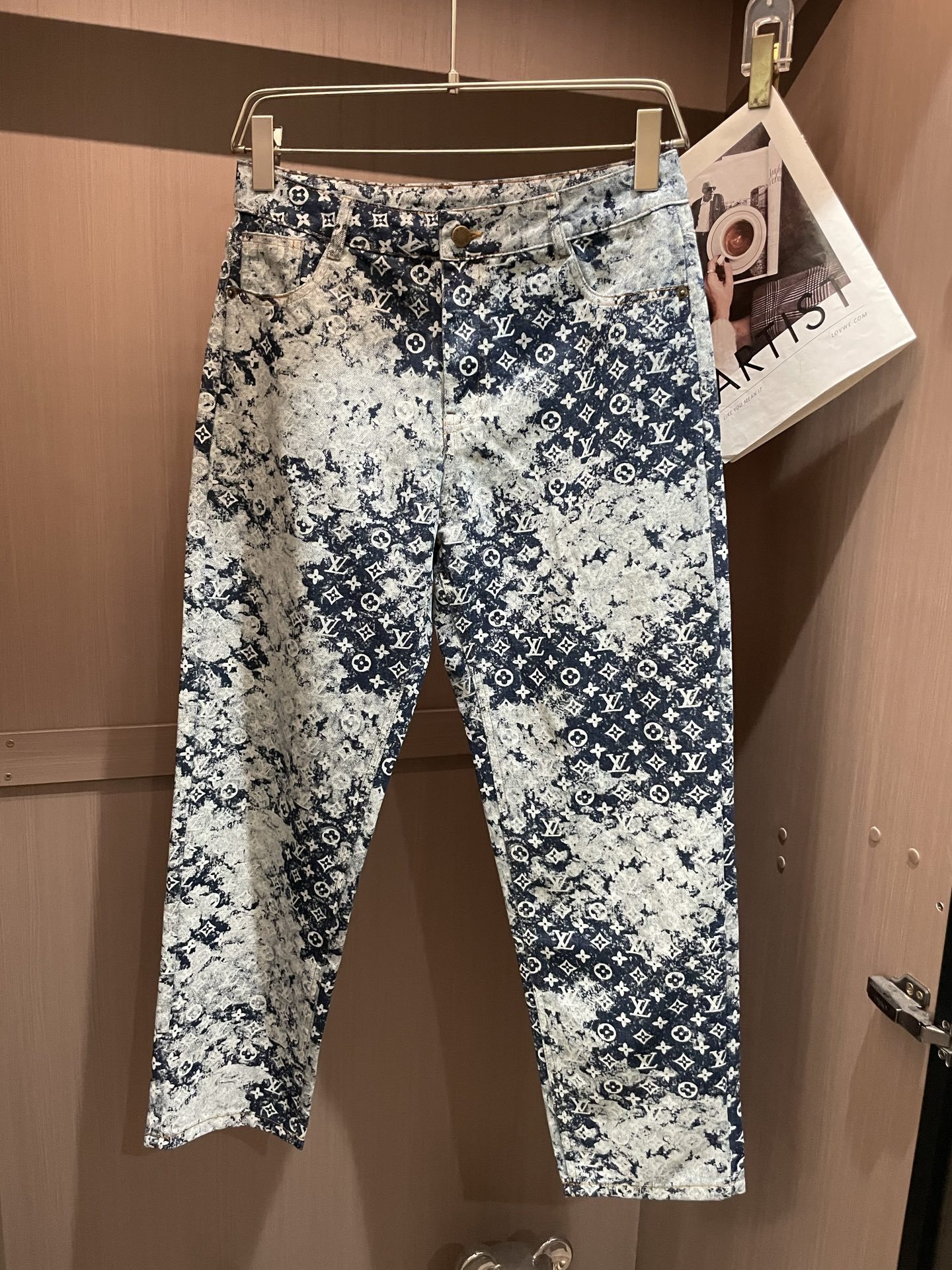 NO:481833,Lv counter latest same style of jeans, fabric style and workmanship are excellent. It is easy to wear and not picky about body shape. There are no restrictions on matching. It can set off other items in a simple way to show your style and posture~ You can match any style of items, match them with various T-shirts/shirts, knitted jackets, and you don’t have to worry about matching when going out on a daily basis. Size 30-36,,louis vuitton,jeans,jackets & coats,shirts,tees,t-shirt,alexander wang19860909Lv 专柜最新同款牛仔裤 面料版型做工绝绝子 好穿不挑身材在搭配上没有太多的限制 随意简洁的衬托其他单品,来展现自己的风格姿态～ 可以百搭任何风格的单品,搭配各种T恤／衬衫,针织外套都可,日常外出不必再为搭配而烦恼了 尺码 30-36,,louis vuitton,jeans,jackets & coats,shirts,tees，t-shirt,alexander wang,Men's clothing