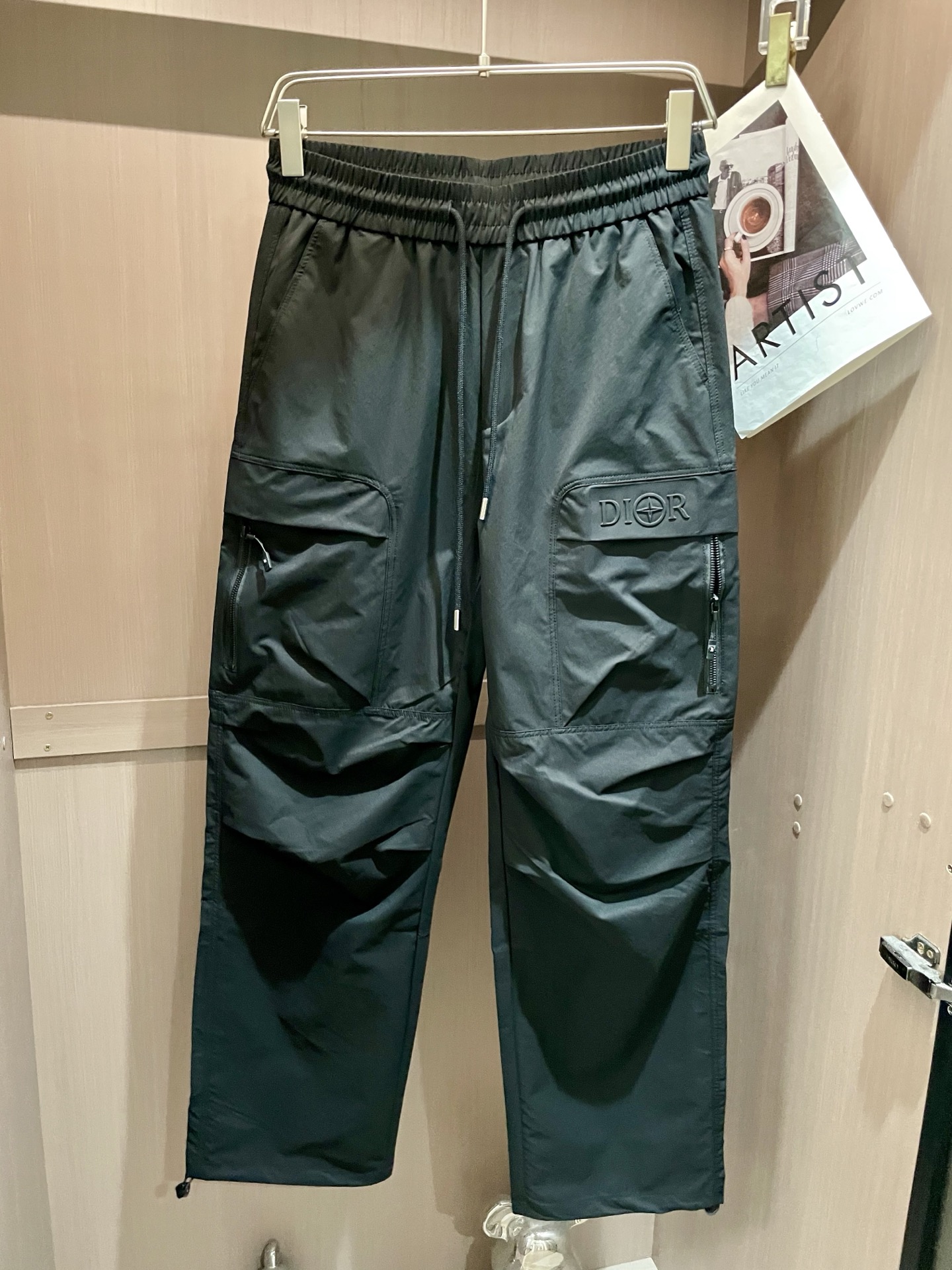 NO:481838,Dior 2025 Spring and Summer Latest Series of Men's Leisure Pants!  It is made of customer-supply elastic cotton material, soft and delicate, and has an excellent feel!  The brand style is unobstructed!  Minimalist design, without extravagant elements to win the lead, the details are finely made, the hardware accessories are customized, the thickness is just right, easy to control various weather, classic colors are very energetic, and various styles of dressing, casual business, daily life, and fashion trends can be controlled!  Overall, both in terms of grade and fashion are extremely outstanding, bringing extraordinary clothing taste!  Size M~3XL,dior,alexander wang19860909Dior 2025春夏最新系列男士休闲裤！ 采用客供弹力柔棉材质,柔软细腻,手感绝佳！品牌格调一览无余！极简主义设计,没有多余浮夸的元素来宣兵夺主,细节做工精细,五金配件原版定制,厚薄程度也是恰到好处,轻松驾驭各种天气,经典颜色上身很显精气神,多种风格穿搭,休闲商务、日常生活、时尚潮流均可驾驭！整体不论是档次还是时尚感都是极为出色的,带来非凡的衣着品味！ 尺码M~3XL,,dior,alexander wang,Men's clothing