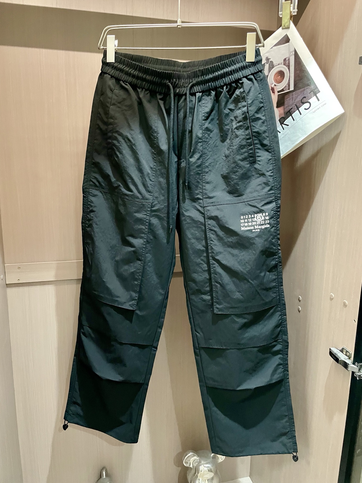 NO:481842,Majila's latest series of men's casual pants in spring and summer 2025!  It is made of customer-supply elastic cotton material, soft and delicate, and has an excellent feel!  The brand style is unobstructed!  Minimalist design, without extravagant elements to win the lead, the details are finely made, the hardware accessories are customized, the thickness is just right, easy to control various weather, classic colors are very energetic, and various styles of dressing, casual business, daily life, and fashion trends can be controlled!  Overall, both in terms of grade and fashion are extremely outstanding, bringing extraordinary clothing taste!  Size M~3XL,masion margiela,alexander wang19860909马吉拉 2025春夏最新系列男士休闲裤！ 采用客供弹力柔棉材质,柔软细腻,手感绝佳！品牌格调一览无余！极简主义设计,没有多余浮夸的元素来宣兵夺主,细节做工精细,五金配件原版定制,厚薄程度也是恰到好处,轻松驾驭各种天气,经典颜色上身很显精气神,多种风格穿搭,休闲商务、日常生活、时尚潮流均可驾驭！整体不论是档次还是时尚感都是极为出色的,带来非凡的衣着品味！ 尺码M~3XL,,masion margiela,alexander wang,Men's clothing