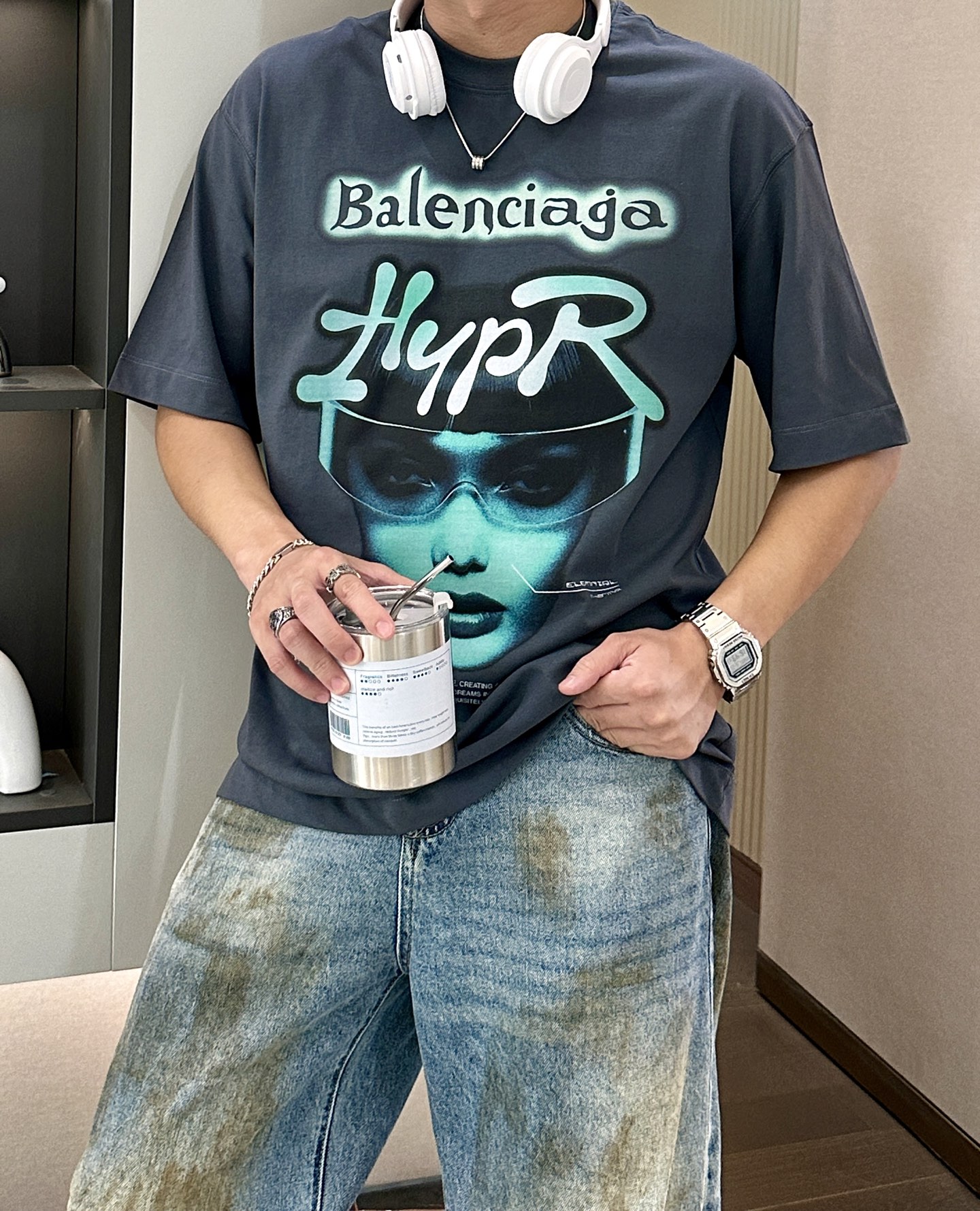 NO:522191,Balenciaga's new spring and summer 2025 perfectly combines trend and avant-garde. The classic round neck is paired with loose tailoring, comfortable and fashionable, suitable for all body shapes. The words 'Balenciaga' on the chest are presented in a unique fluorescent style, eye-catching. The 'HypR' font below is combined with the character image, full of futuristic and technological atmosphere, demonstrating the brand's bold and innovative design concept. High-quality fabrics are soft and skin-friendly, breathable and comfortable. Whether it is paired with work pants to create a cool street feeling or a combination of sports shorts to show vitality, they can easily become the focus and interpret unique trendy tastes. Size S~XXL,,balenciaga,balenciaga, shorts,alexander wang19860909巴黎世家（Balenciaga）2025春夏新品 将潮流与前卫完美融合.经典圆领搭配宽松剪裁,舒适又具时尚感,适配各种身形.胸前“Balenciaga”字样以独特荧光风格呈现,醒目吸睛,下方“HypR”字体与人物图像结合,充满未来感与科技氛围,彰显品牌大胆创新的设计理念.优质面料柔软亲肤,透气舒适.无论是搭配工装裤打造街头酷感,还是与运动短裤组合展现活力,都能轻松成为焦点,诠释独特潮流品味. 尺码S~XXL,,balenciaga,balenciaga,shorts,alexander wang,Men's clothing