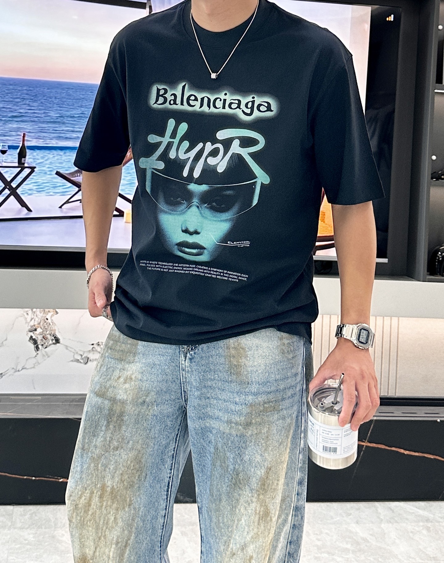 NO:522458,Balenciaga's new spring and summer 2025 perfectly combines trend and avant-garde. The classic round neck is paired with loose tailoring, comfortable and fashionable, suitable for all body shapes. The words 'Balenciaga' on the chest are presented in a unique fluorescent style, eye-catching, and the 'HypR' font below is combined with the character image, full of futuristic and technological atmosphere, demonstrating the brand's bold and innovative design concept. High-quality fabrics are soft and skin-friendly, breathable and comfortable. Whether it is paired with work pants to create a cool street feeling or a combination of sports shorts to show vitality, they can easily become the focus and interpret unique trendy tastes. Size S~XXL,,balenciaga,balenciaga, shorts,alexander wang19860909巴黎世家（Balenciaga）2025春夏新品 将潮流与前卫完美融合.经典圆领搭配宽松剪裁,舒适又具时尚感,适配各种身形.胸前“Balenciaga”字样以独特荧光风格呈现,醒目吸睛,下方“HypR”字体与人物图像结合,充满未来感与科技氛围,彰显品牌大胆创新的设计理念.优质面料柔软亲肤,透气舒适.无论是搭配工装裤打造街头酷感,还是与运动短裤组合展现活力,都能轻松成为焦点,诠释独特潮流品味. 尺码S~XXL,,balenciaga,balenciaga,shorts,alexander wang,Men's clothing