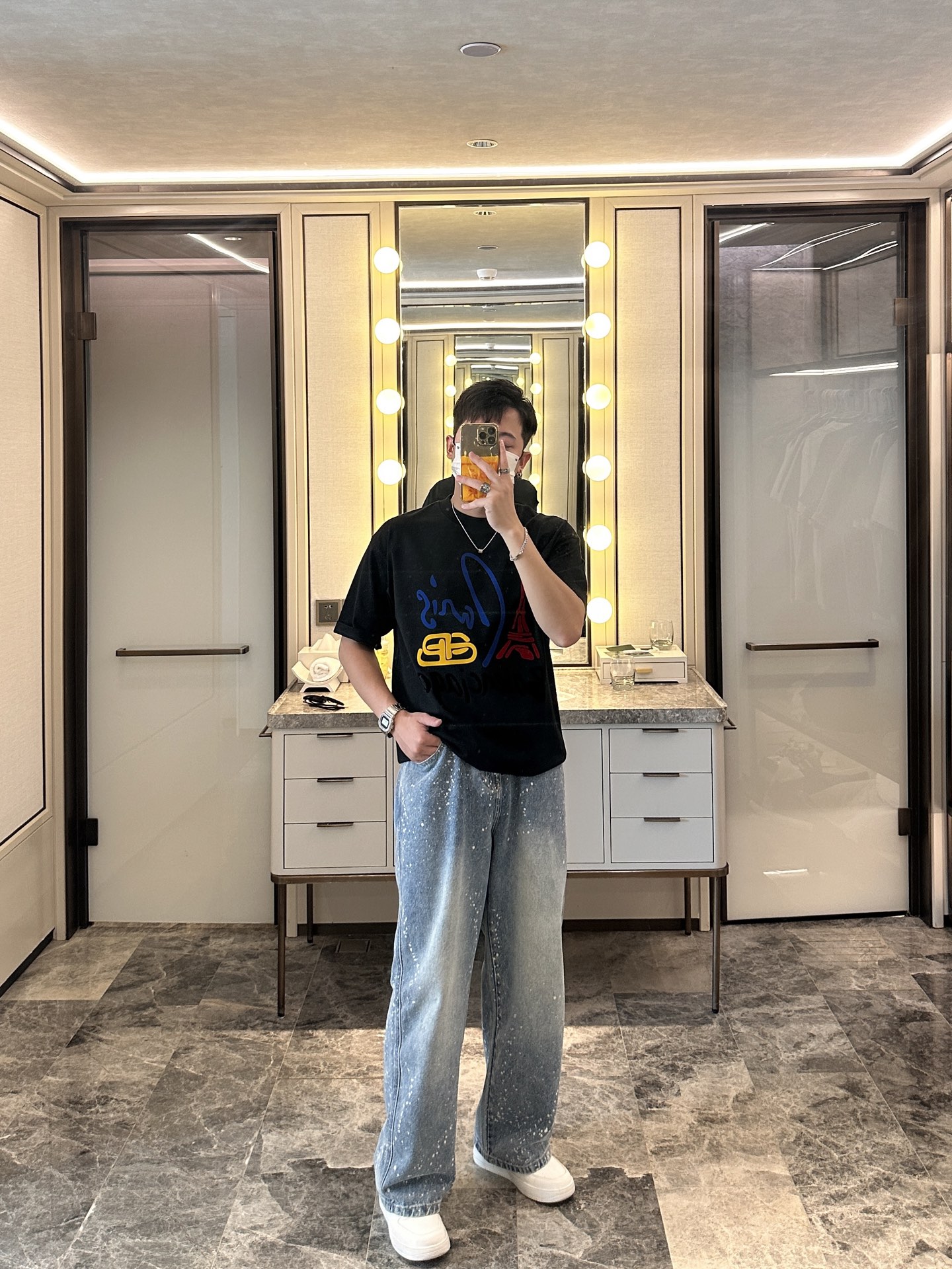 NO:522193,Balenciaga 2025 spring and summer style/official website synchronization The fabric is made of heavy pure cotton combed cotton fabric, OS loose style, and the upper body style is super positive!  Everyday versatile, a must-have item for wardrobe!  Size S-3XL (Large-size) Size/part S M L XL 2XL 3XL Shoulder width 52 54 56 57 59 60 Clothes length 70 72.75.78.82.85. Bust 54 56.58.60.62.64. Sleeve length 24 26 27 28 29 30,,balenciaga,alexander wang19860909巴黎世家 2025春夏款/官网同步 面料采用重磅纯棉精梳棉面料,OS宽松版型,上身版型超正！日常百搭,衣橱必备单品！ 尺码 S-3XL（版型偏大） 码数/部位S M L XL 2XL 3XL 肩宽 52 54 56 57 59 60 衣长70 72.75.78.82.85. 胸围 54 56.58.60.62.64. 袖长24 26 27 28 29 30,,balenciaga,alexander wang,Men's clothing