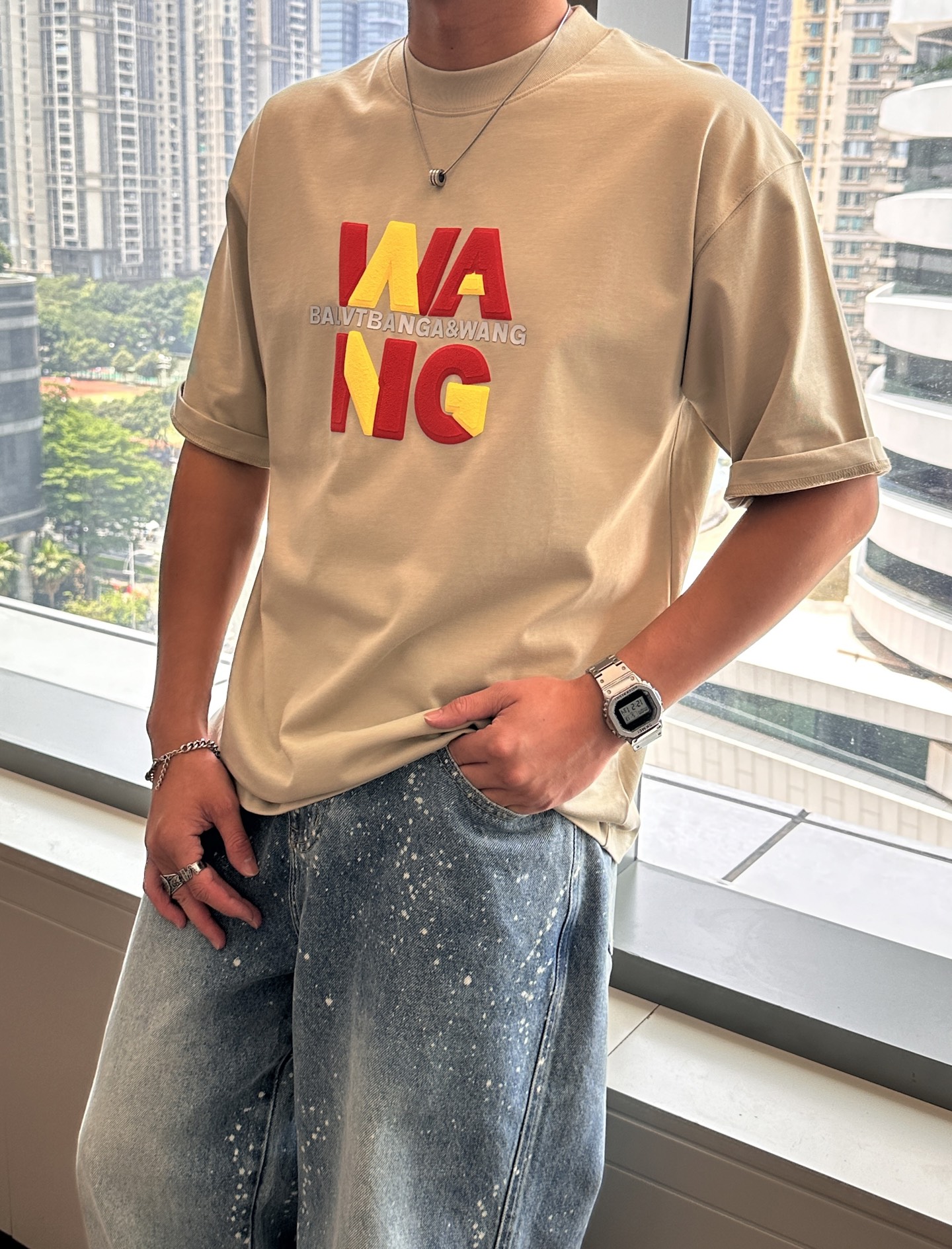 NO:522199,Alexander King 2025 spring and summer style/official website synchronization The fabric is made of heavy pure cotton combed cotton fabric, OS loose style, and the upper body style is super positive!  Everyday versatile, a must-have item for wardrobe!  Size S-3XL (Large-size) Size/part S M L XL 2XL 3XL Shoulder width 52 54 56 57 59 60 Clothes length 70 72.75.78.82.85. Bust 54 56.58.60.62.64. Sleeve length 24 26 27 28 29 30,,alexander wang,alexander wang19860909亚历山大王 2025春夏款/官网同步 面料采用重磅纯棉精梳棉面料,OS宽松版型,上身版型超正！日常百搭,衣橱必备单品！ 尺码 S-3XL（版型偏大） 码数/部位S M L XL 2XL 3XL 肩宽 52 54 56 57 59 60 衣长70 72.75.78.82.85. 胸围 54 56.58.60.62.64. 袖长24 26 27 28 29 30,,alexander wang,alexander wang,Men's clothing