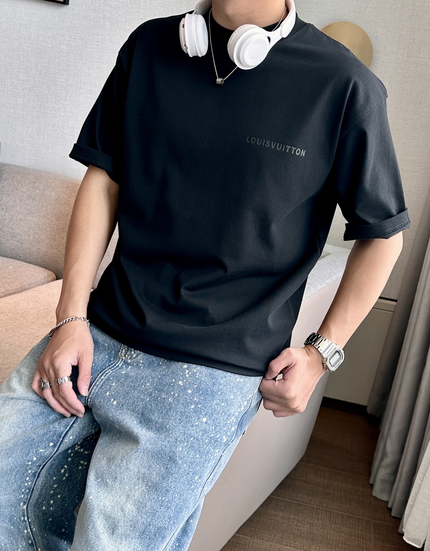 NO:522201,Lv 2025 spring and summer style/official website synchronization The fabric is made of heavy pure cotton combed cotton fabric, OS loose style, and the upper body style is super positive!  Everyday versatile, a must-have item for wardrobe!  Size S-3XL (Large-size) Size/part S M L XL 2XL 3XL Shoulder width 52 54 56 57 59 60 Clothes length 70 72.75.78.82.85. Bust 54 56.58.60.62.64. Sleeve length 24 26 27 28 29 30,,louis vuitton,alexander wang19860909Lv 2025春夏款/官网同步 面料采用重磅纯棉精梳棉面料,OS宽松版型,上身版型超正！日常百搭,衣橱必备单品！ 尺码 S-3XL（版型偏大） 码数/部位S M L XL 2XL 3XL 肩宽 52 54 56 57 59 60 衣长70 72.75.78.82.85. 胸围 54 56.58.60.62.64. 袖长24 26 27 28 29 30,,louis vuitton,alexander wang,Men's clothing