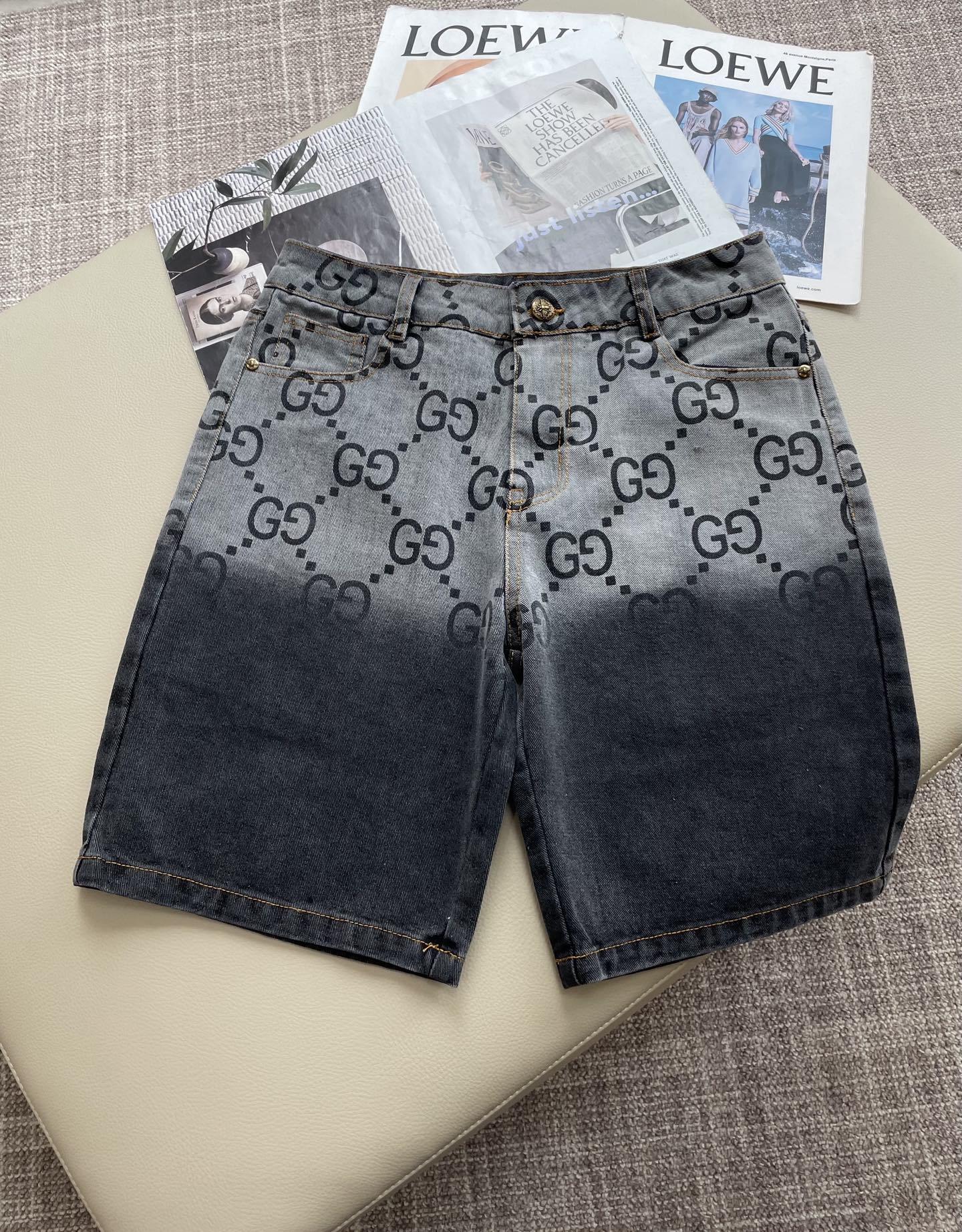 NO:483064,Gucc 2025ss summer new men's casual denim shorts, high-end version!  Customized fabrics for counters are breathable and comfortable, with impeccable details, and the brand element design concept reflects high quality. The feel is delicate and soft!  It is casually cut, with a great upper body style!  Size: 30-36, gucci, shorts, alexander wang19860909Gucc 2025ss夏季新款男士休闲牛仔短裤,高端版本！专柜定制面料 透气舒适度高,细节无可挑剔,品牌元素设计理念,体现高品质.手感细腻柔软！呈现休闲裁剪,上身版型超赞！ 尺码:30-36,,gucci,shorts,alexander wang,Men's clothing