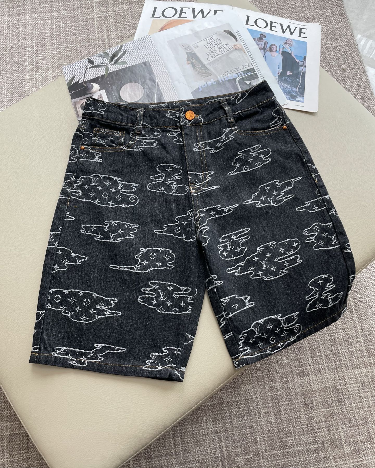 NO:483037,Lv 2025ss summer new men's casual denim shorts, high-end version!  Customized fabrics for counters are breathable and comfortable, with impeccable details, and the brand element design concept reflects high quality. The feel is delicate and soft!  It is casually cut, with a great upper body style!  Size: 30-36, louis vuitton, shorts, alexander wang19860909Lv 2025ss夏季新款男士休闲牛仔短裤,高端版本！专柜定制面料 透气舒适度高,细节无可挑剔,品牌元素设计理念,体现高品质.手感细腻柔软！呈现休闲裁剪,上身版型超赞！ 尺码:30-36,,louis vuitton,shorts,alexander wang,Men's clothing