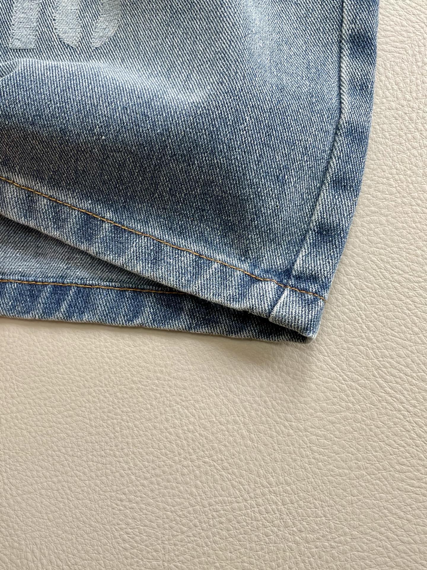 Miumiu 2025s High-End Custom Summer Boys’ Leisure Jeans with Brand Element Design - 图片 4