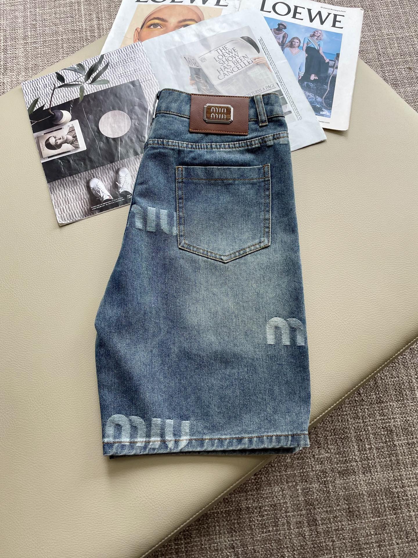 Miumiu 2025s High-End Custom Summer Boys’ Leisure Jeans with Brand Element Design - 图片 7