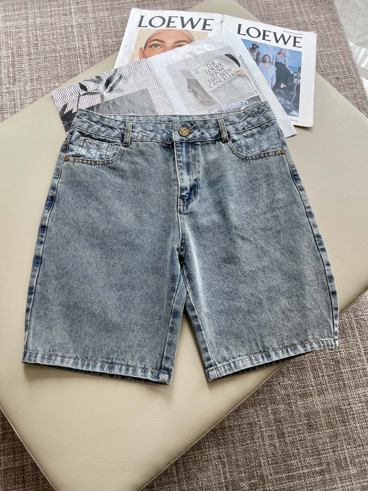 NO:483049,Dior 2025ss summer new men's casual denim shorts, high-end version!  Customized fabrics for counters are breathable and comfortable, with impeccable details, and the brand element design concept reflects high quality. The feel is delicate and soft!  It is casually cut, with a great upper body style!  Size: 30-36, dior, shorts, alexander wang19860909Dior 2025ss夏季新款男士休闲牛仔短裤,高端版本！专柜定制面料 透气舒适度高,细节无可挑剔,品牌元素设计理念,体现高品质.手感细腻柔软！呈现休闲裁剪,上身版型超赞！ 尺码:30-36,,dior,shorts,alexander wang,Men's clothing