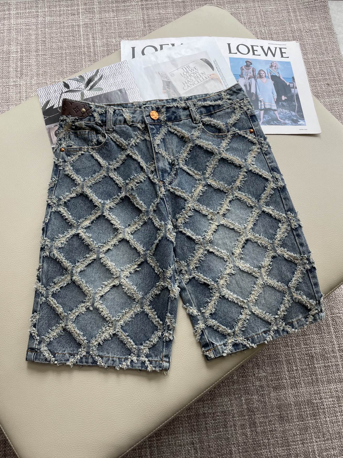 NO:483055,Lv 2025ss summer new men's casual denim shorts, high-end version!  Customized fabrics for counters are breathable and comfortable, with impeccable details, and the brand element design concept reflects high quality. The feel is delicate and soft!  It is casually cut, with a great upper body style!  Size: 30-36, louis vuitton, shorts, alexander wang19860909Lv 2025ss夏季新款男士休闲牛仔短裤,高端版本！专柜定制面料 透气舒适度高,细节无可挑剔,品牌元素设计理念,体现高品质.手感细腻柔软！呈现休闲裁剪,上身版型超赞！ 尺码:30-36,,louis vuitton,shorts,alexander wang,Men's clothing